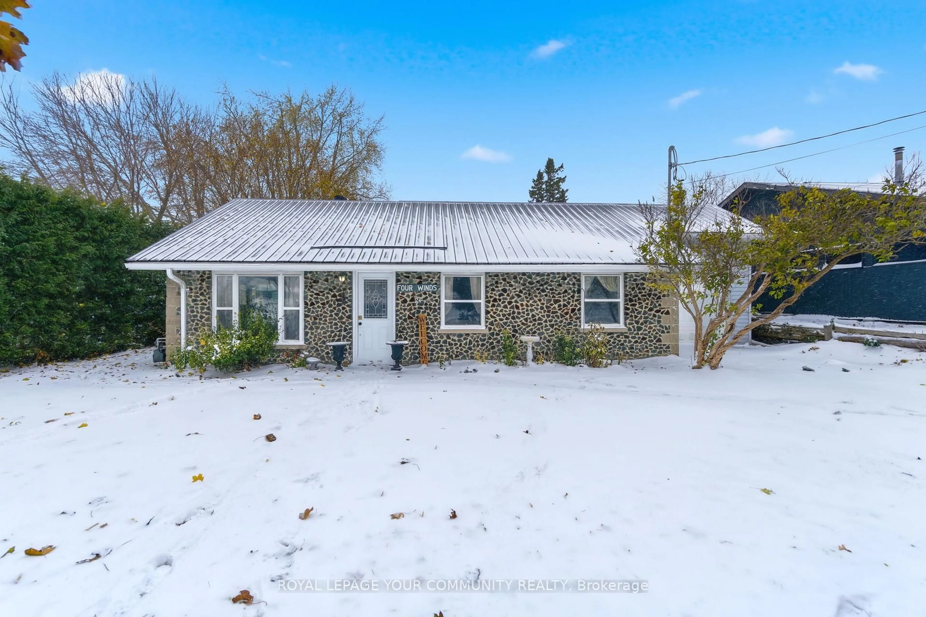 A pic from outside/outdoor area/front of a property/back of a property/a pic from drone, street for 24 Fairpark Lane, Georgina Ontario L0E 1N0