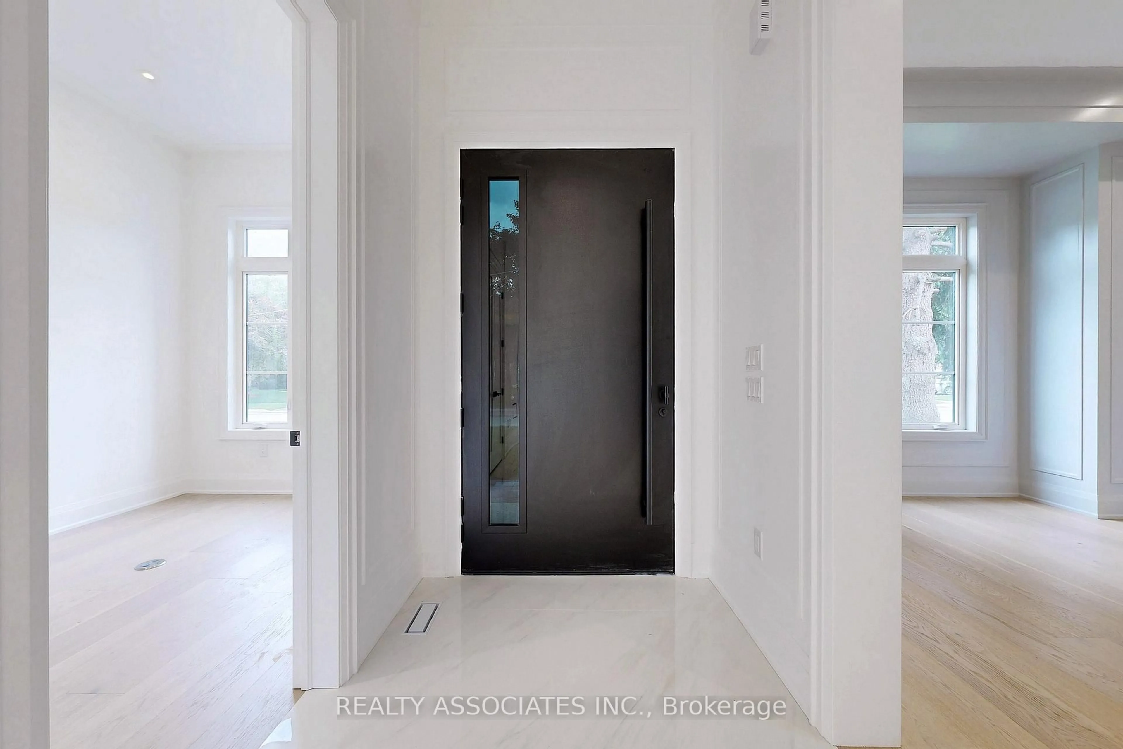 Indoor entryway for 32 Cossar Ave, Aurora Ontario L4G 3N8