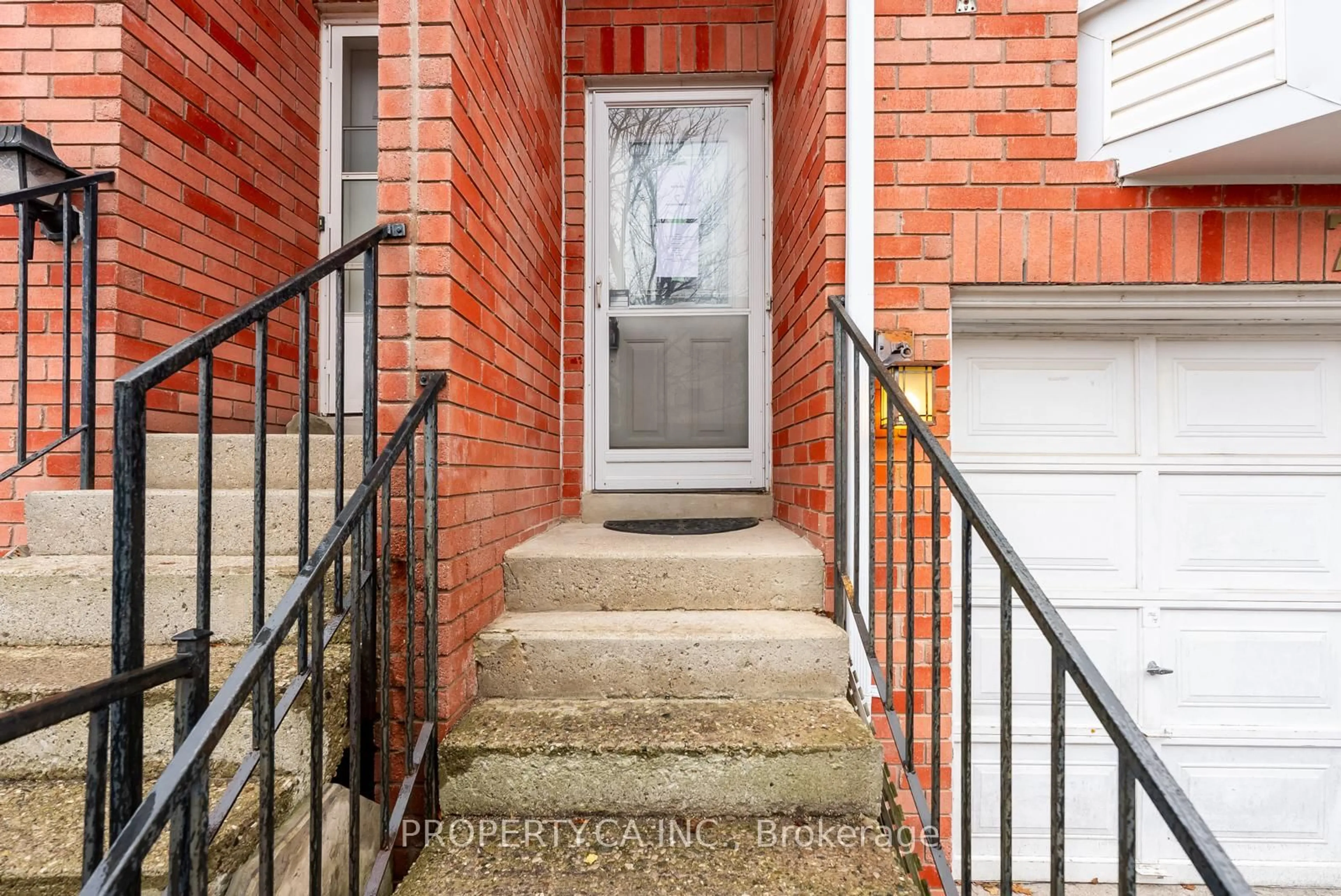 Indoor entryway for 77 William Curtis Circ, Newmarket Ontario L3Y 8L7