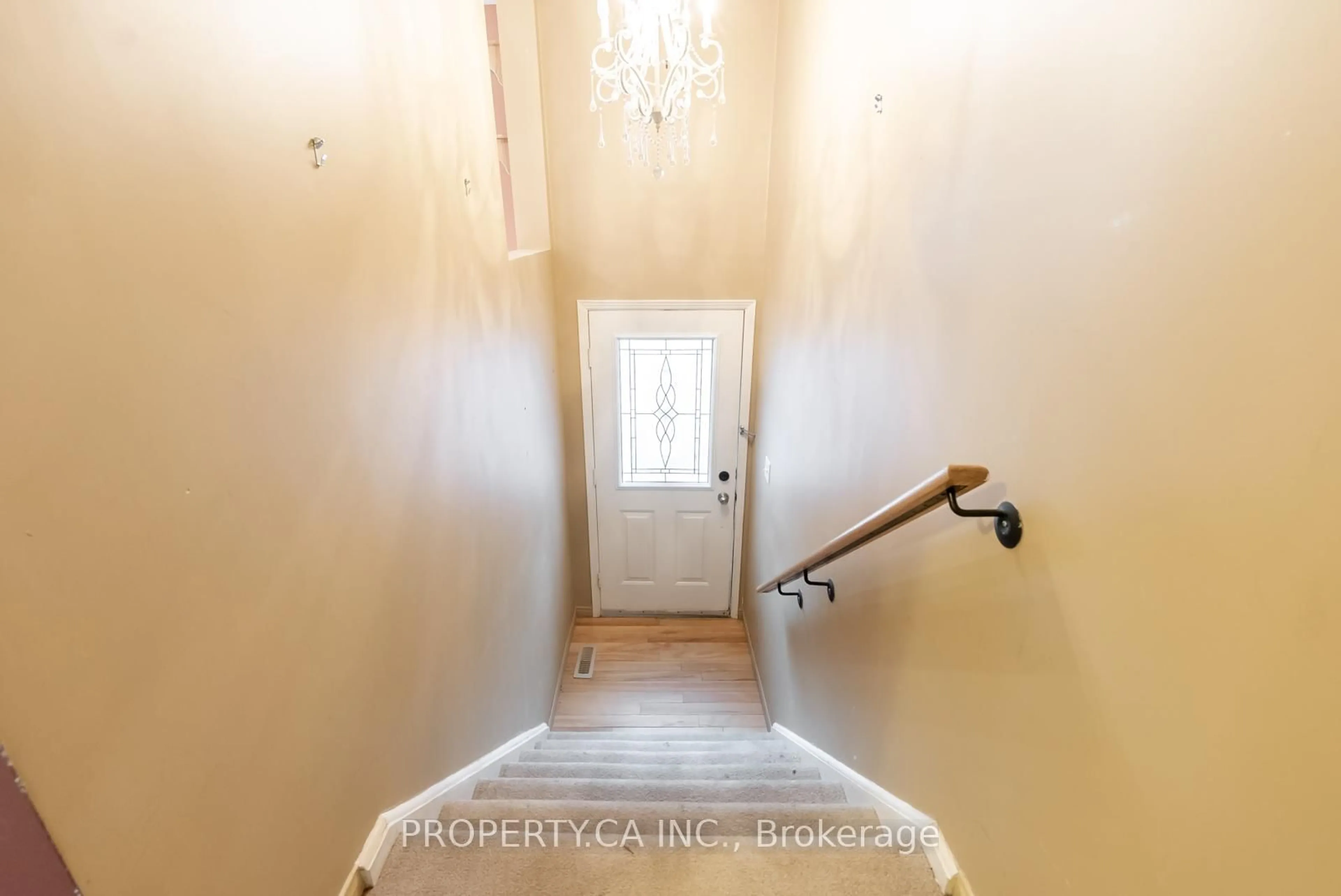 Indoor entryway for 77 William Curtis Circ, Newmarket Ontario L3Y 8L7
