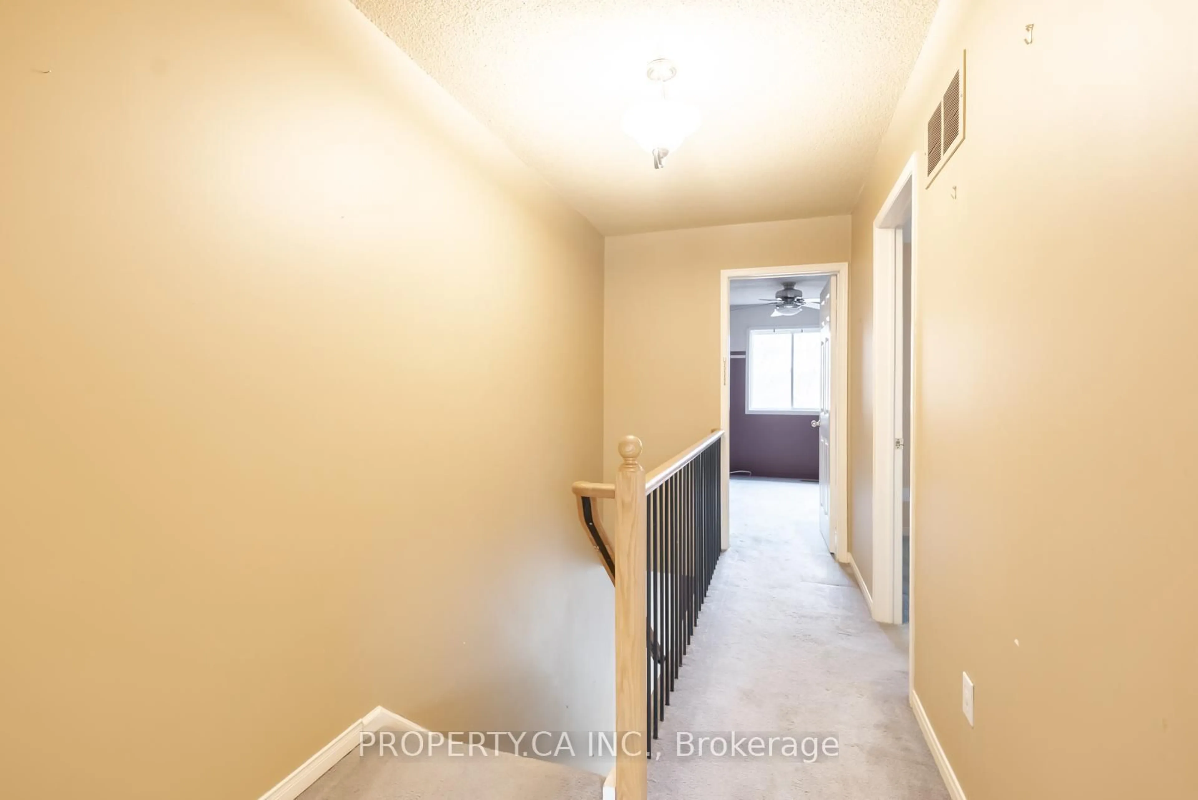 Indoor entryway for 77 William Curtis Circ, Newmarket Ontario L3Y 8L7