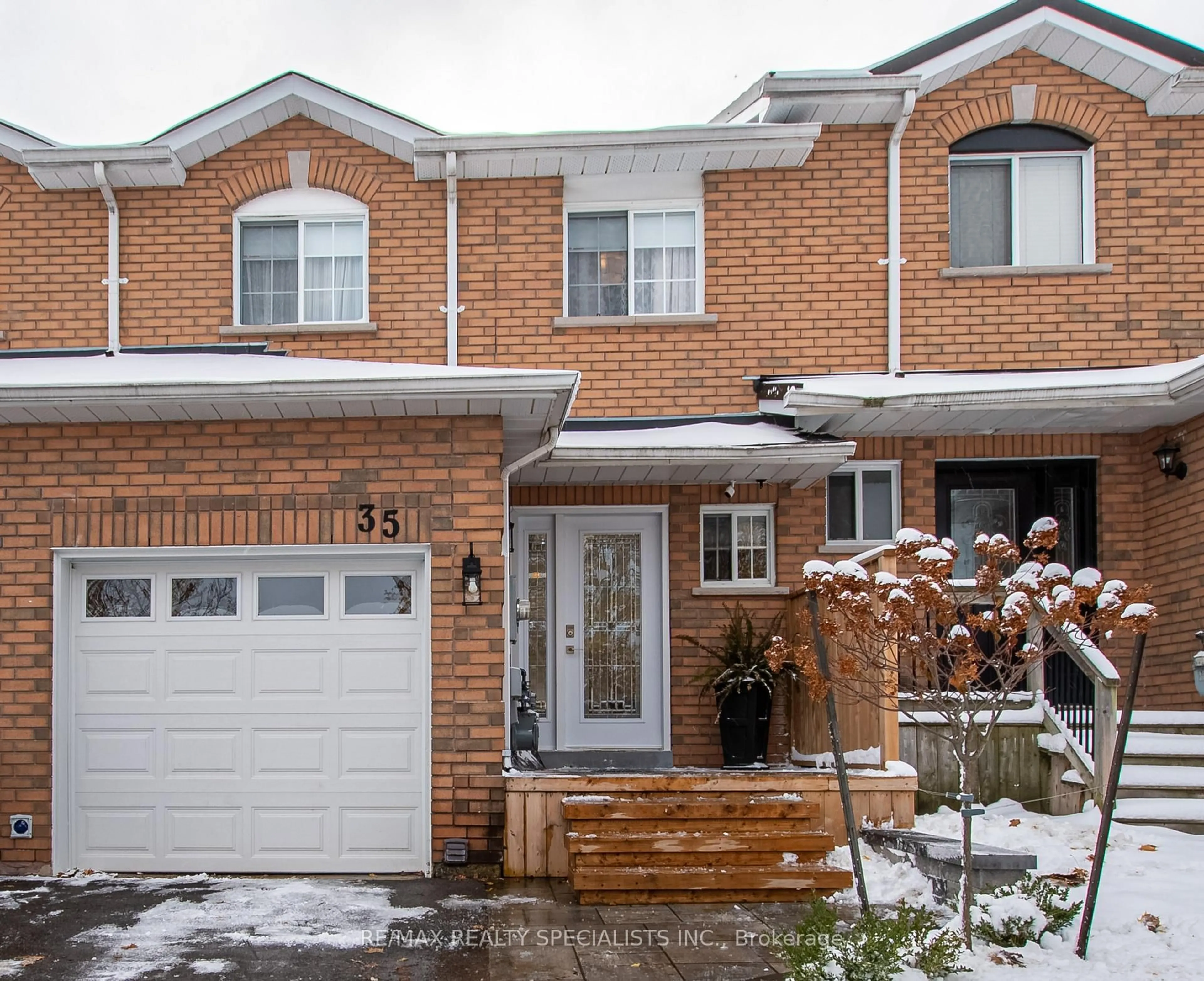 Home with brick exterior material, street for 35 O'Leary Crt, New Tecumseth Ontario L0G 1W0