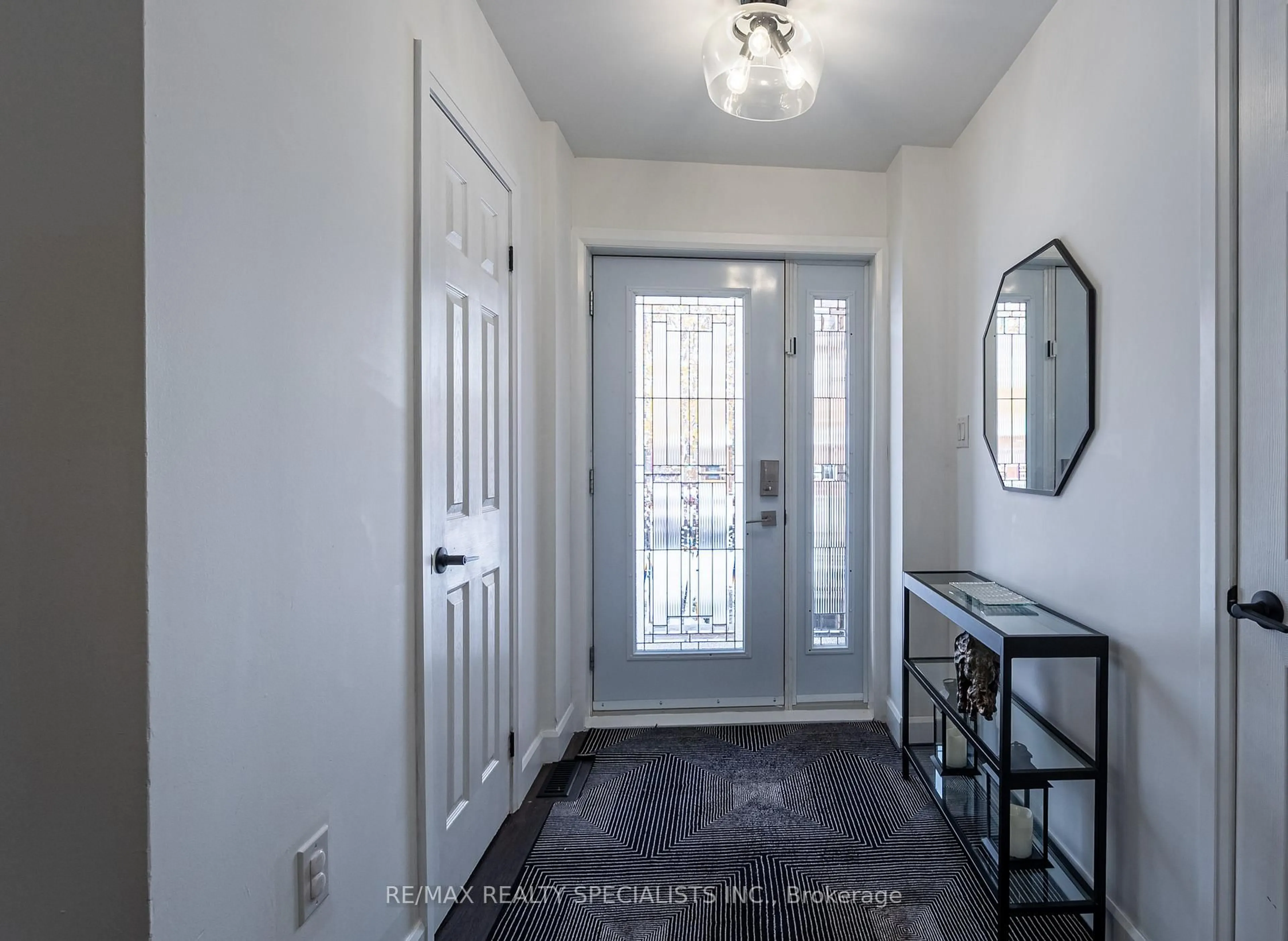 Indoor entryway for 35 O'Leary Crt, New Tecumseth Ontario L0G 1W0
