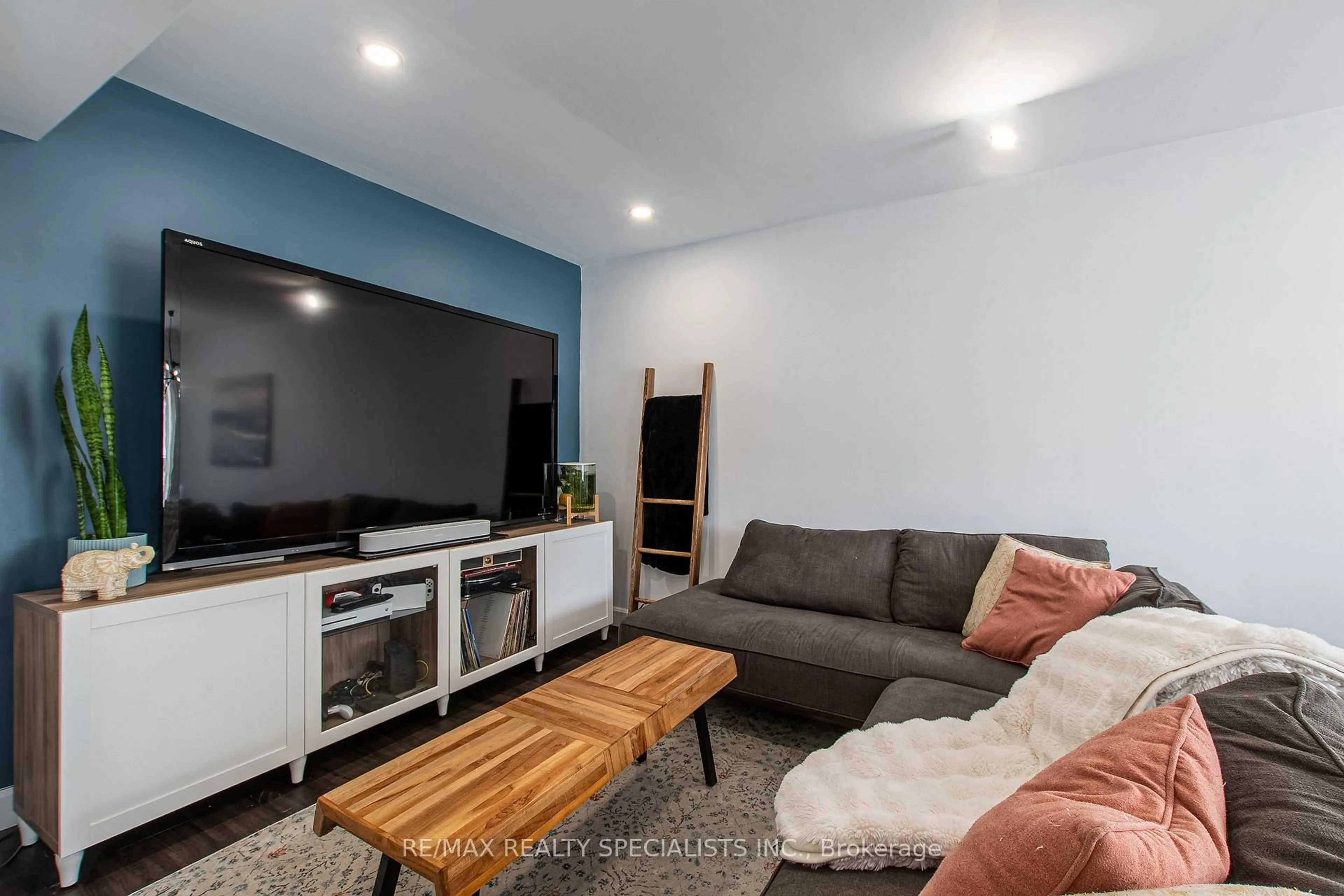 Living room with furniture, unknown for 35 O'Leary Crt, New Tecumseth Ontario L0G 1W0