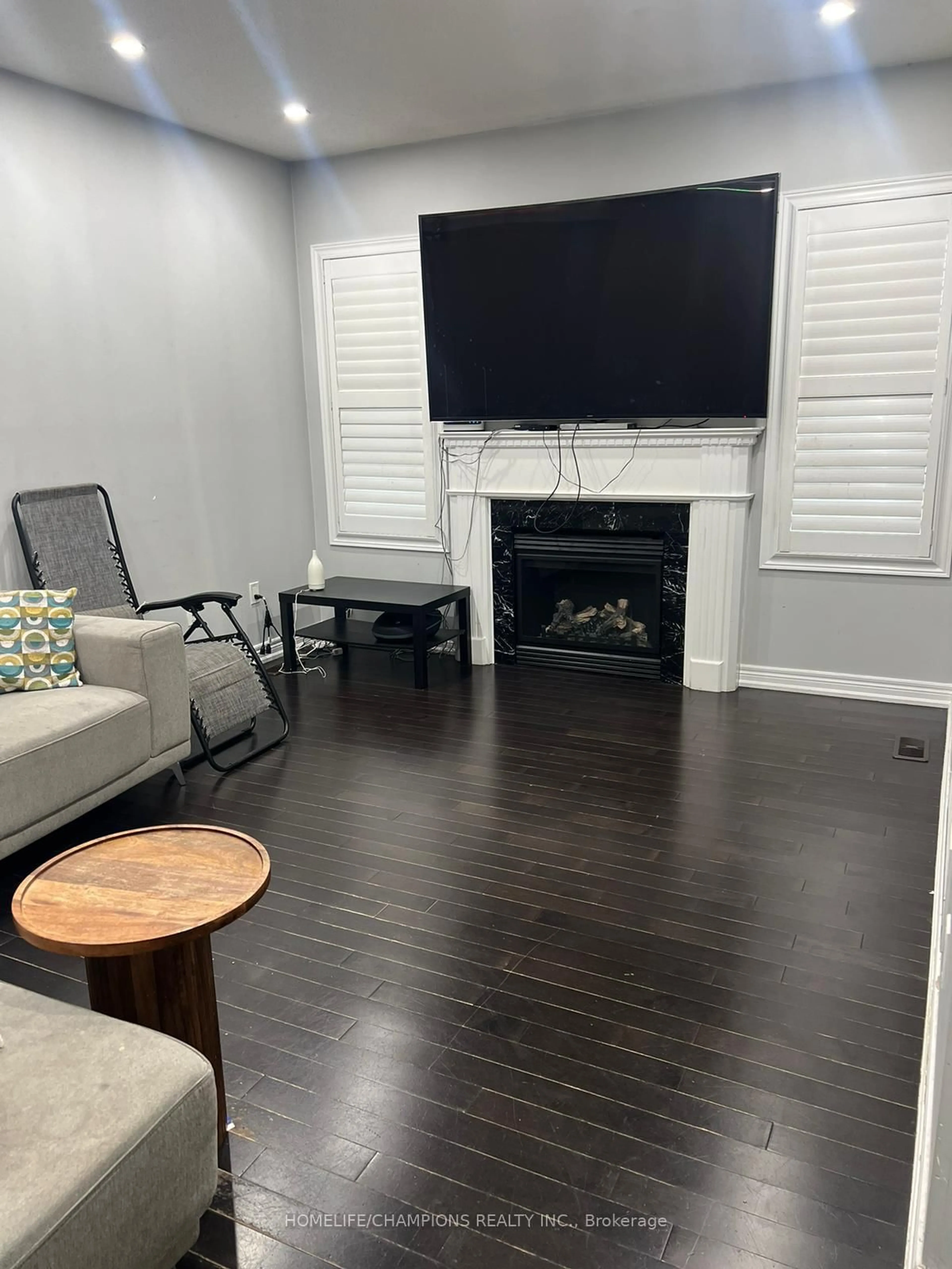 Living room with furniture, wood/laminate floor for 23 Durhamview Cres, Whitchurch-Stouffville Ontario L4A 1H4