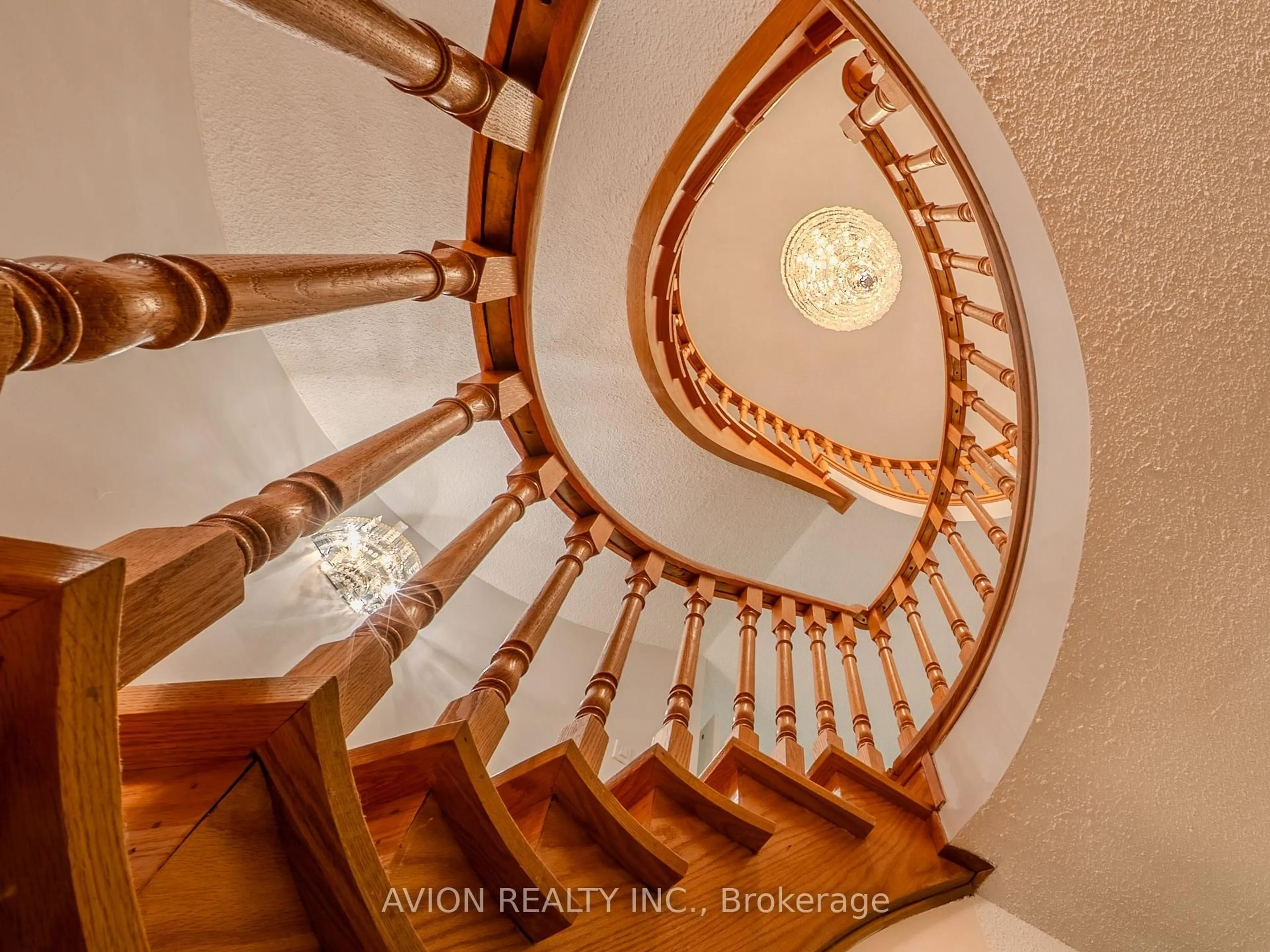 Stairs for 103 Spadina Rd, Richmond Hill Ontario L4B 2Y9