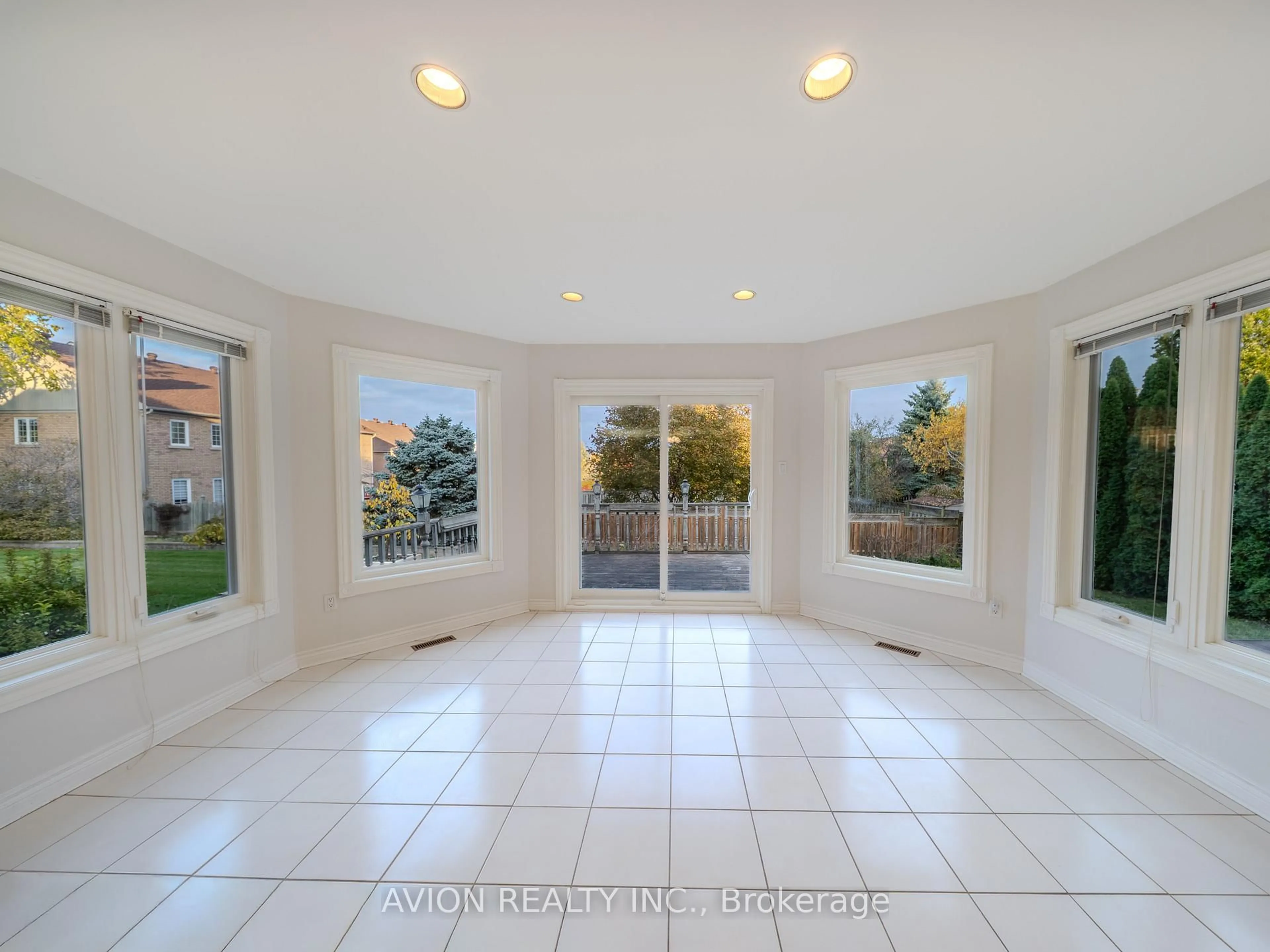 Indoor foyer for 103 Spadina Rd, Richmond Hill Ontario L4B 2Y9