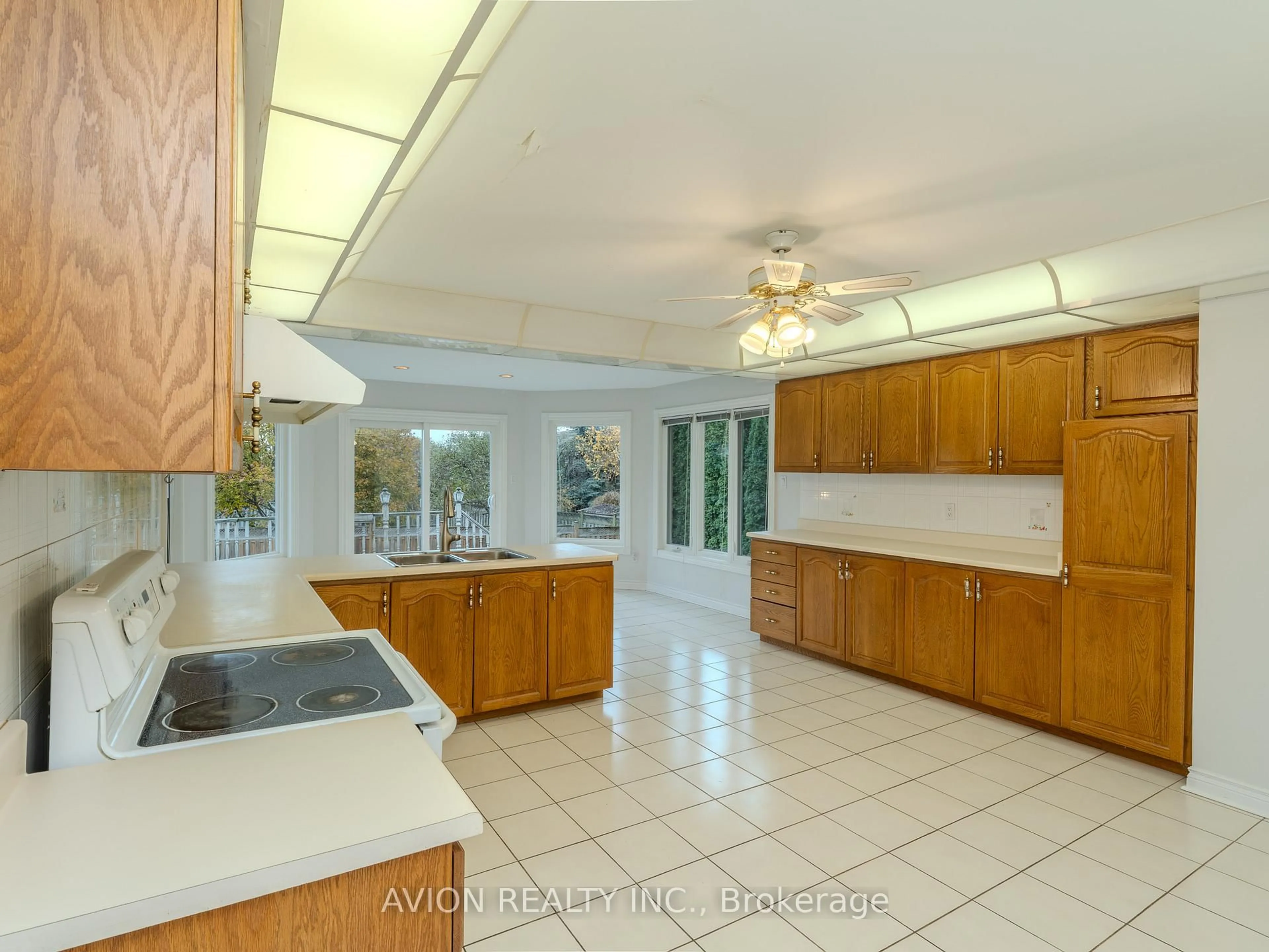 Open concept kitchen, ceramic/tile floor for 103 Spadina Rd, Richmond Hill Ontario L4B 2Y9