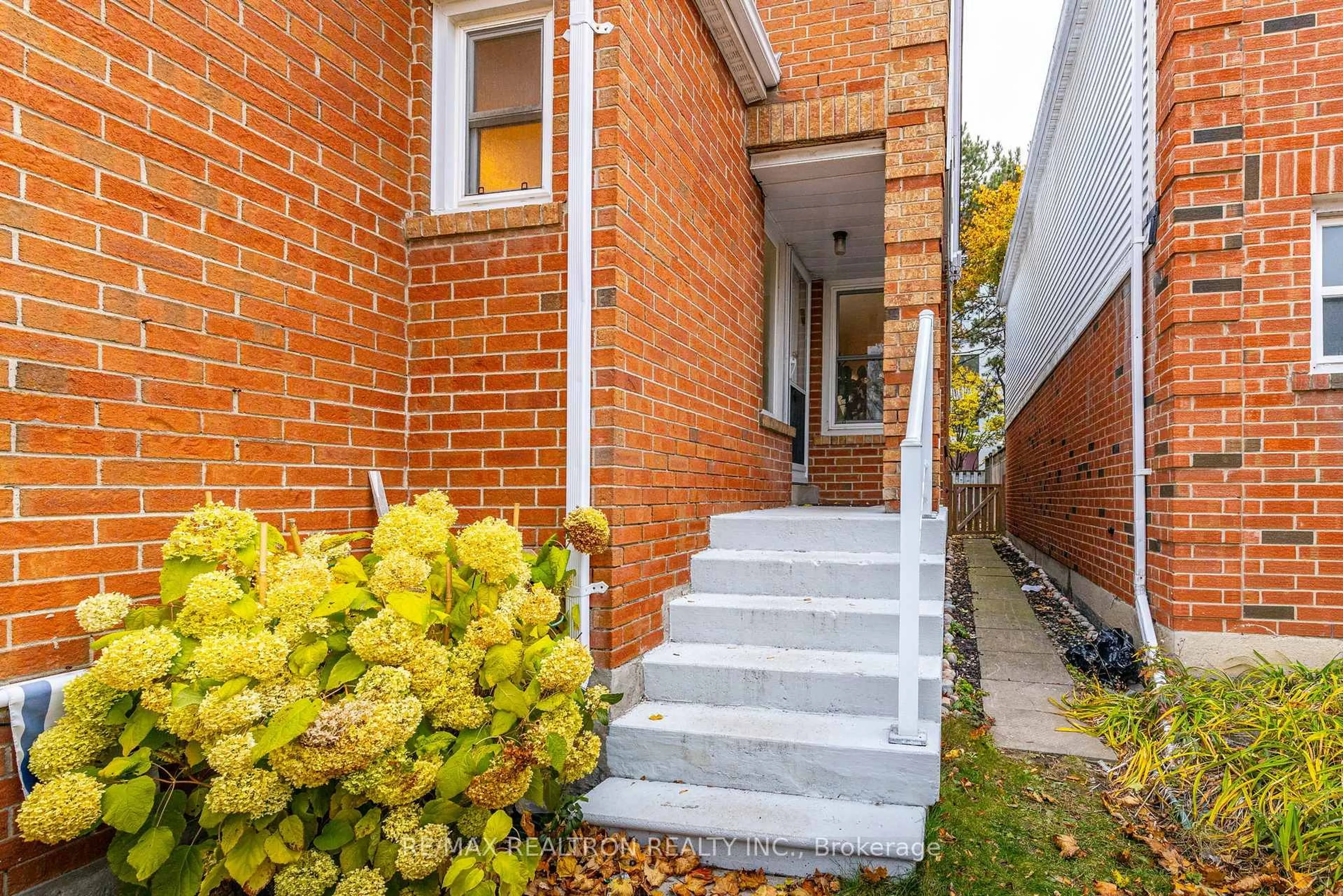 Home with brick exterior material, street for 20 Jonathan Gate, Vaughan Ontario L4J 5K3