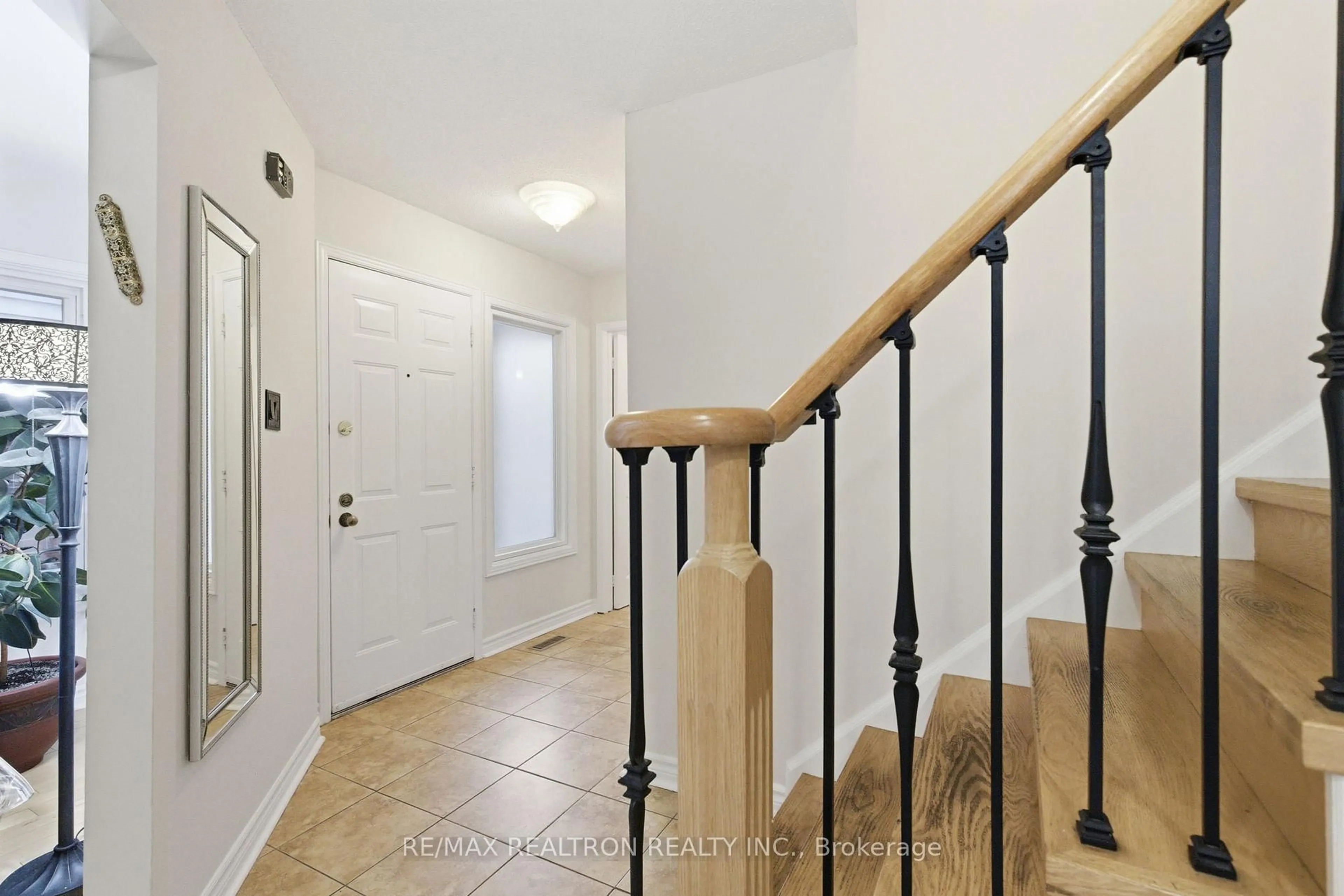 Indoor entryway for 20 Jonathan Gate, Vaughan Ontario L4J 5K3