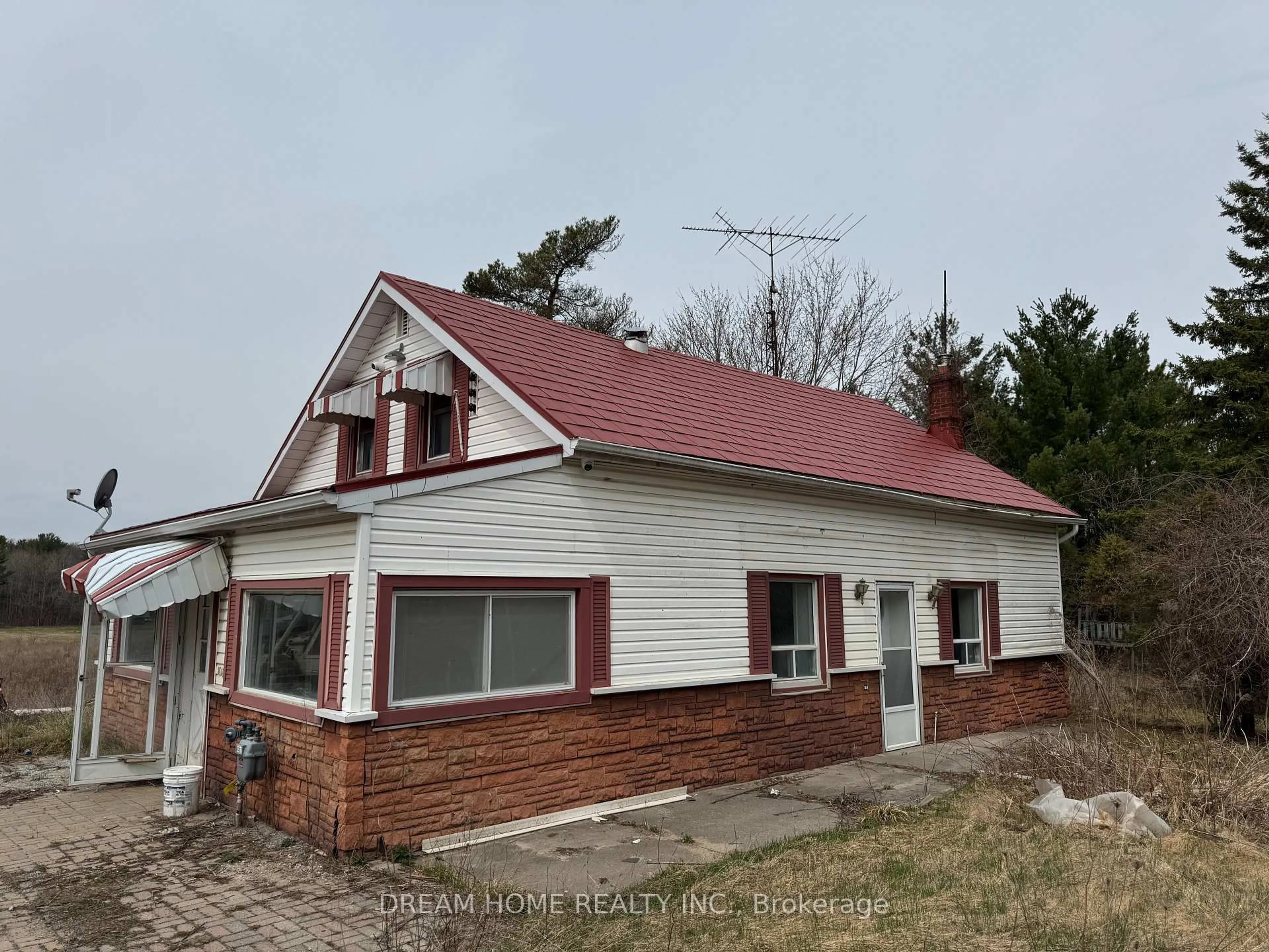 Home with vinyl exterior material, building for 4850 Hwy 47, Uxbridge Ontario L9P 1R4