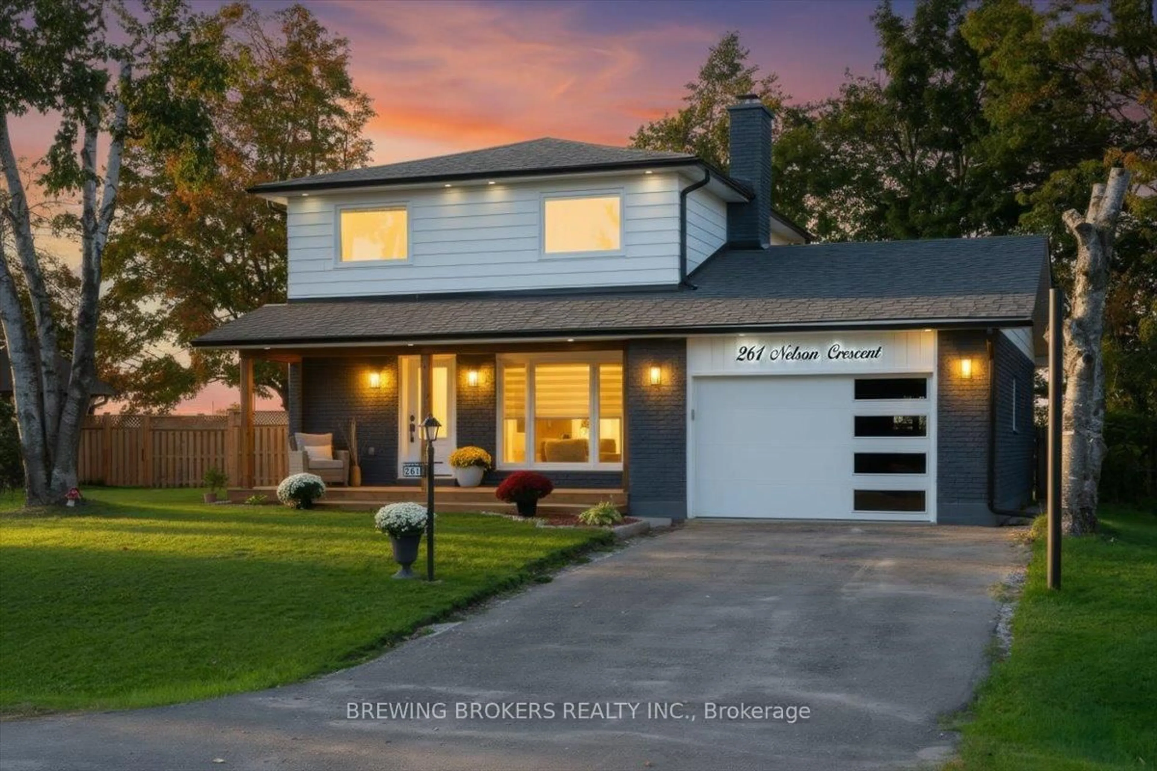 Home with vinyl exterior material, street for 261 Nelson Cres, Innisfil Ontario L9S 1E5