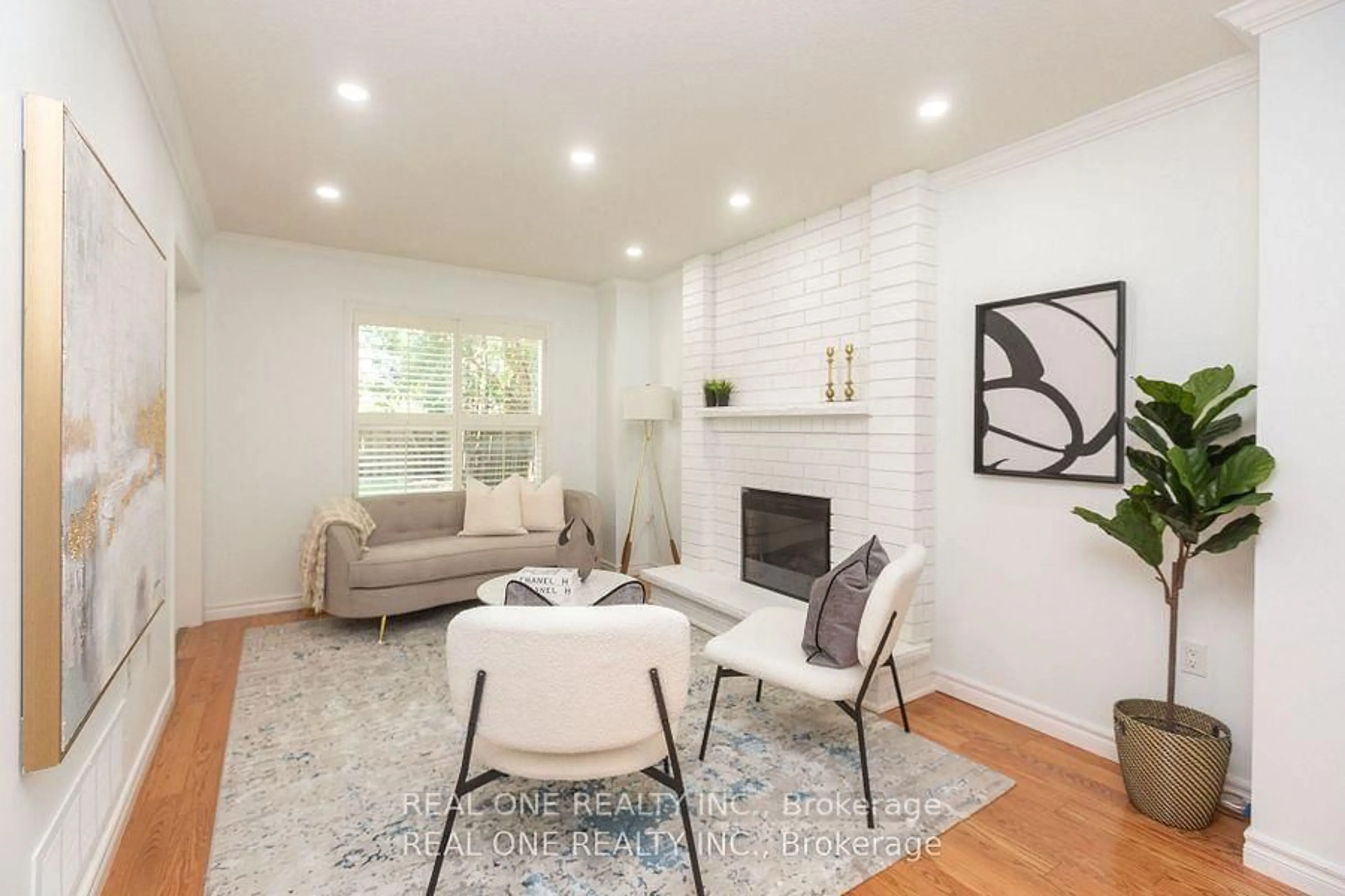 Living room with furniture, unknown for 31 Cougar Crt, Richmond Hill Ontario L4S 1H7