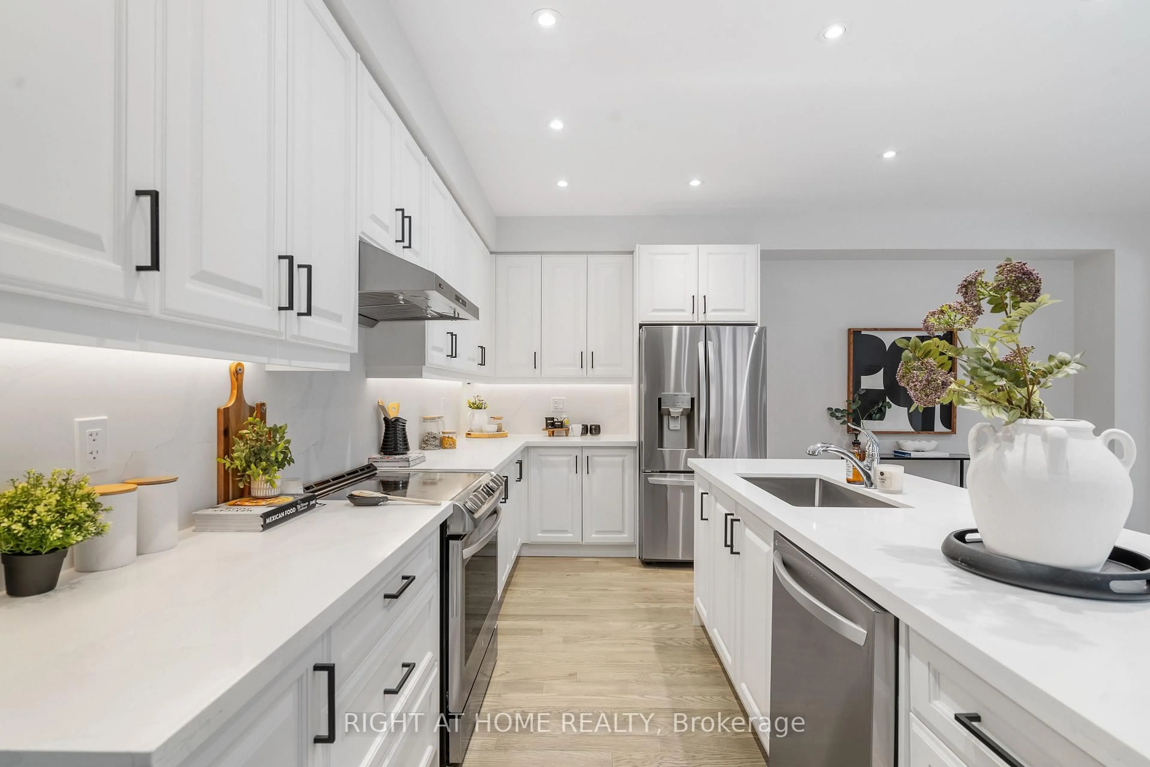 Open concept kitchen, unknown for 86 Cupples Farm Lane, East Gwillimbury Ontario L0G 1S0