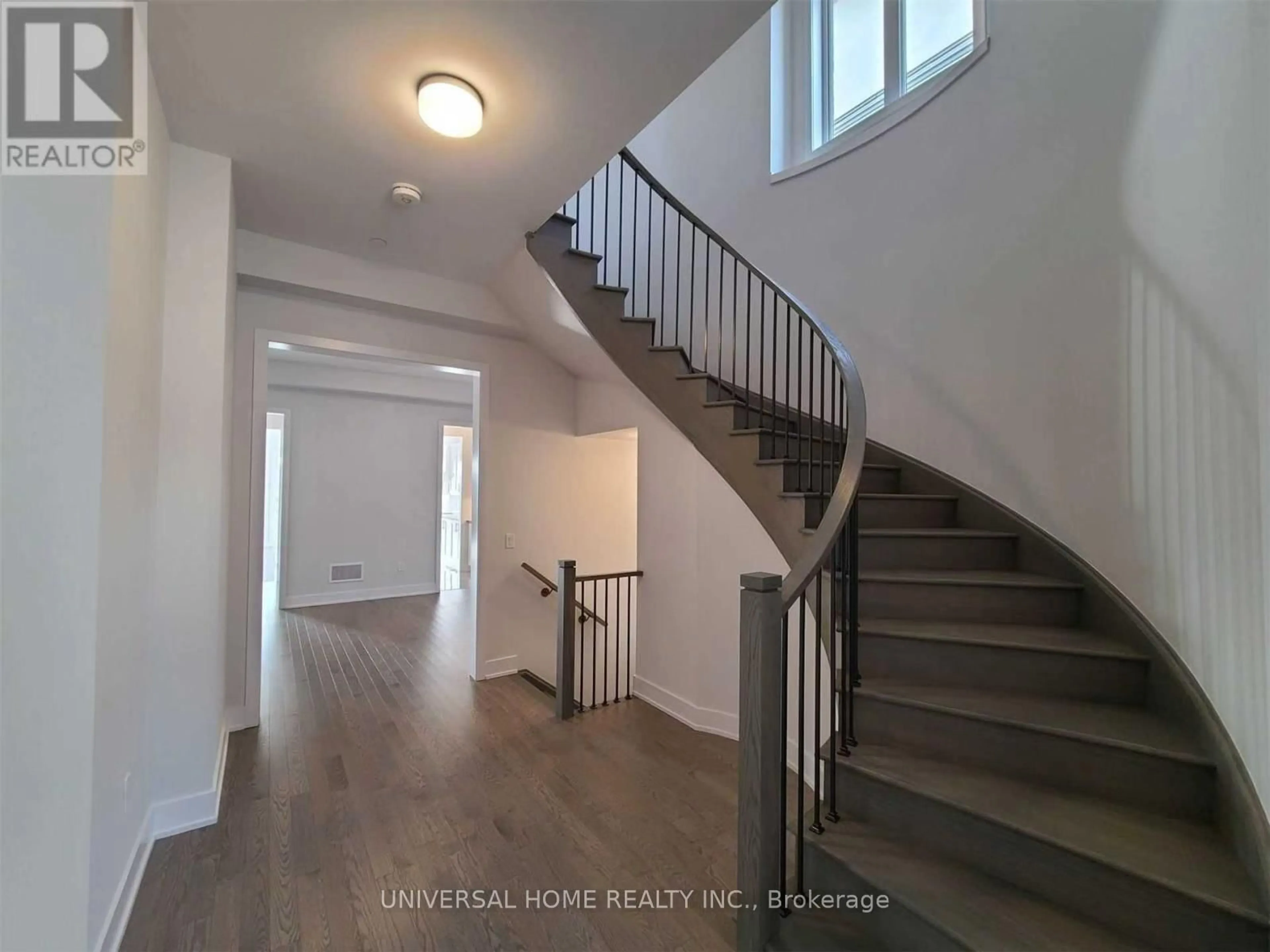 Indoor entryway for 152 Sikura Circ, Aurora Ontario L4G 3Z1