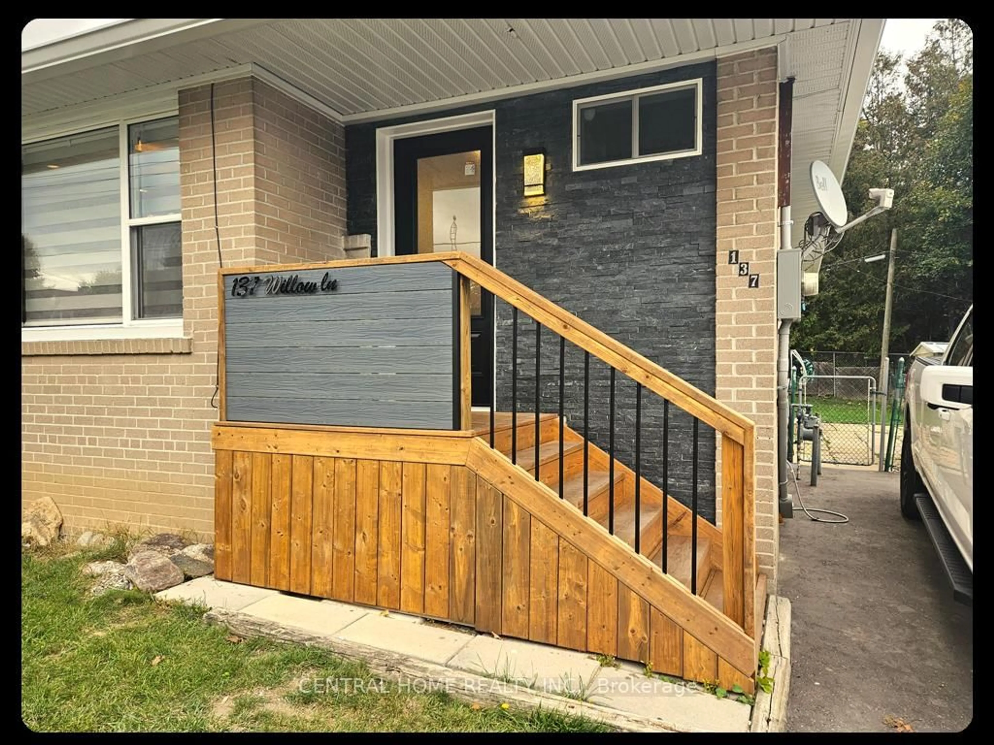 Indoor entryway for 137 Willow Lane, Newmarket Ontario L3Y 4J1