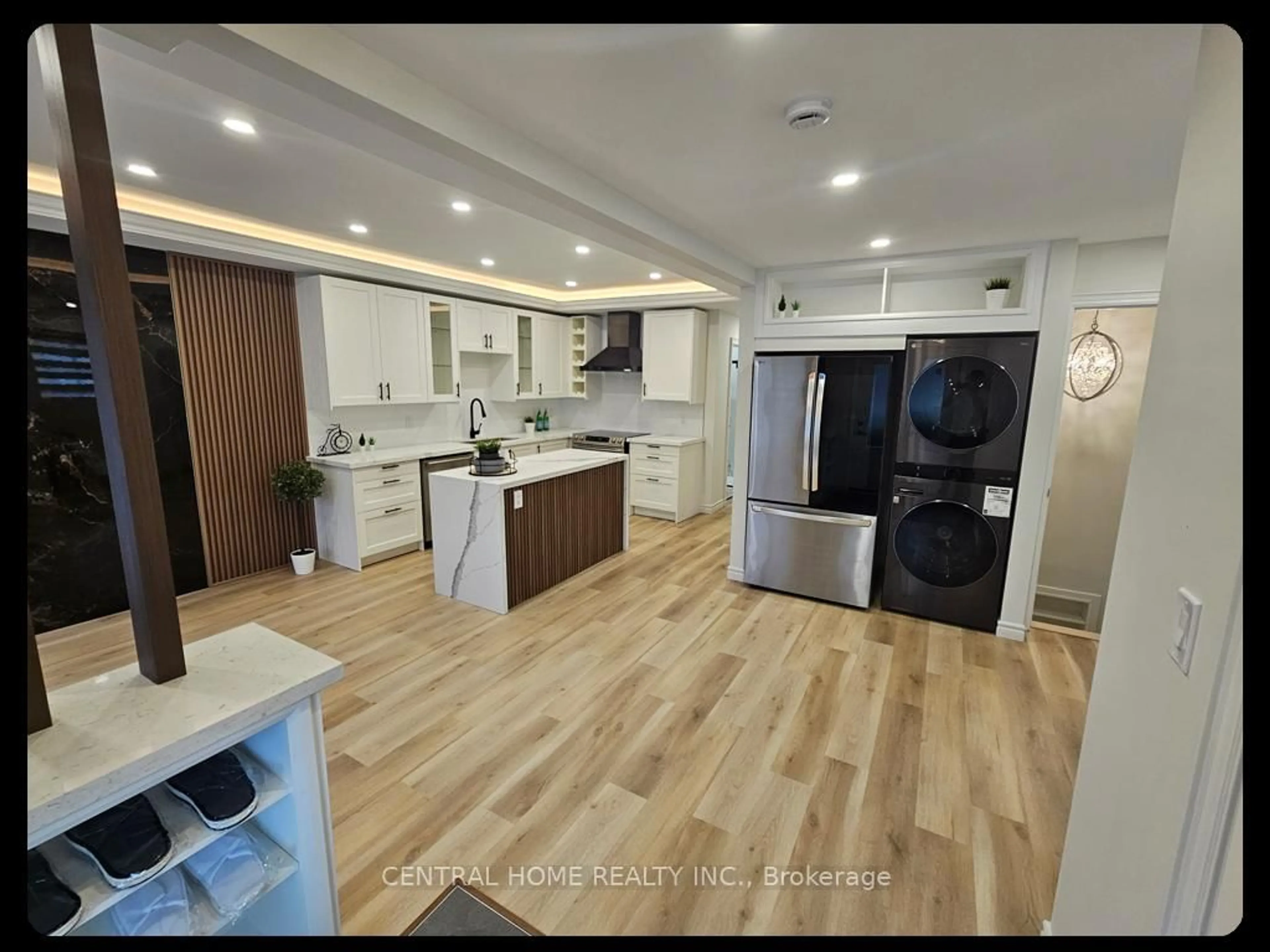 Open concept kitchen, unknown for 137 Willow Lane, Newmarket Ontario L3Y 4J1