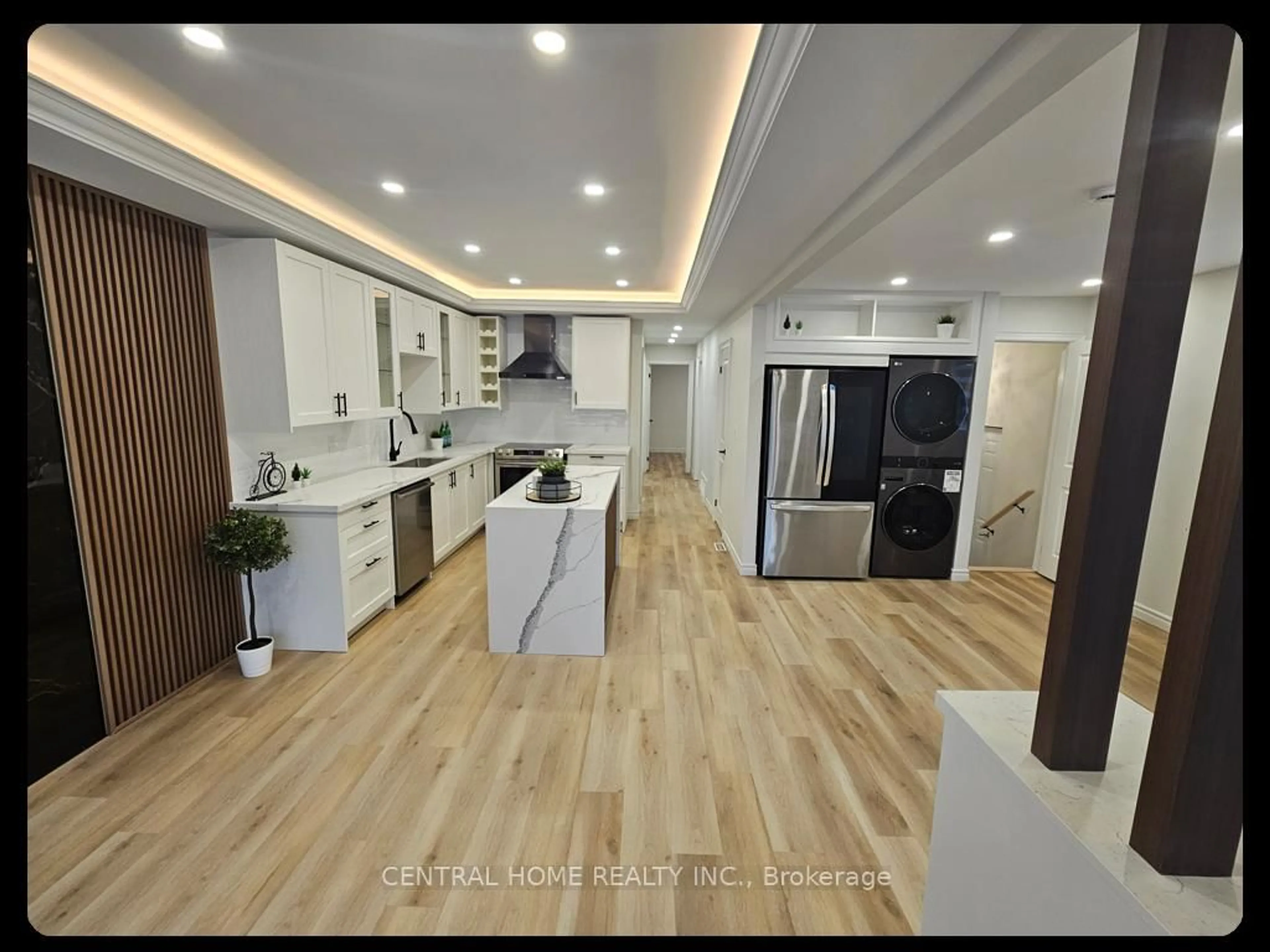 Open concept kitchen, wood/laminate floor for 137 Willow Lane, Newmarket Ontario L3Y 4J1