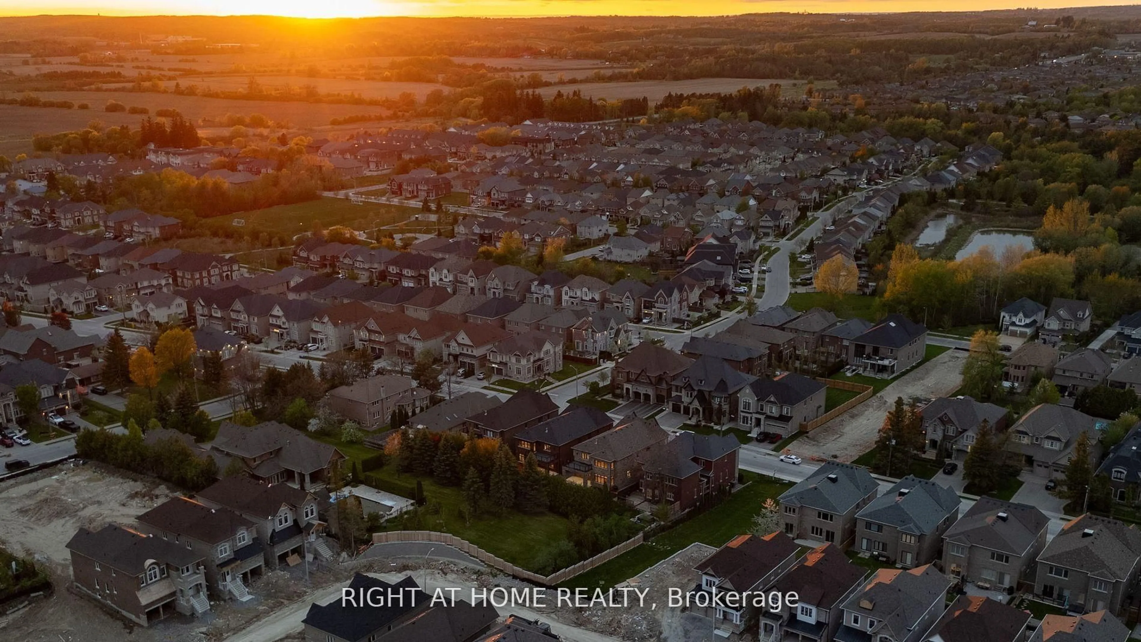 A pic from outside/outdoor area/front of a property/back of a property/a pic from drone, street for 53B Puccini Dr, Richmond Hill Ontario L4E 2Y7