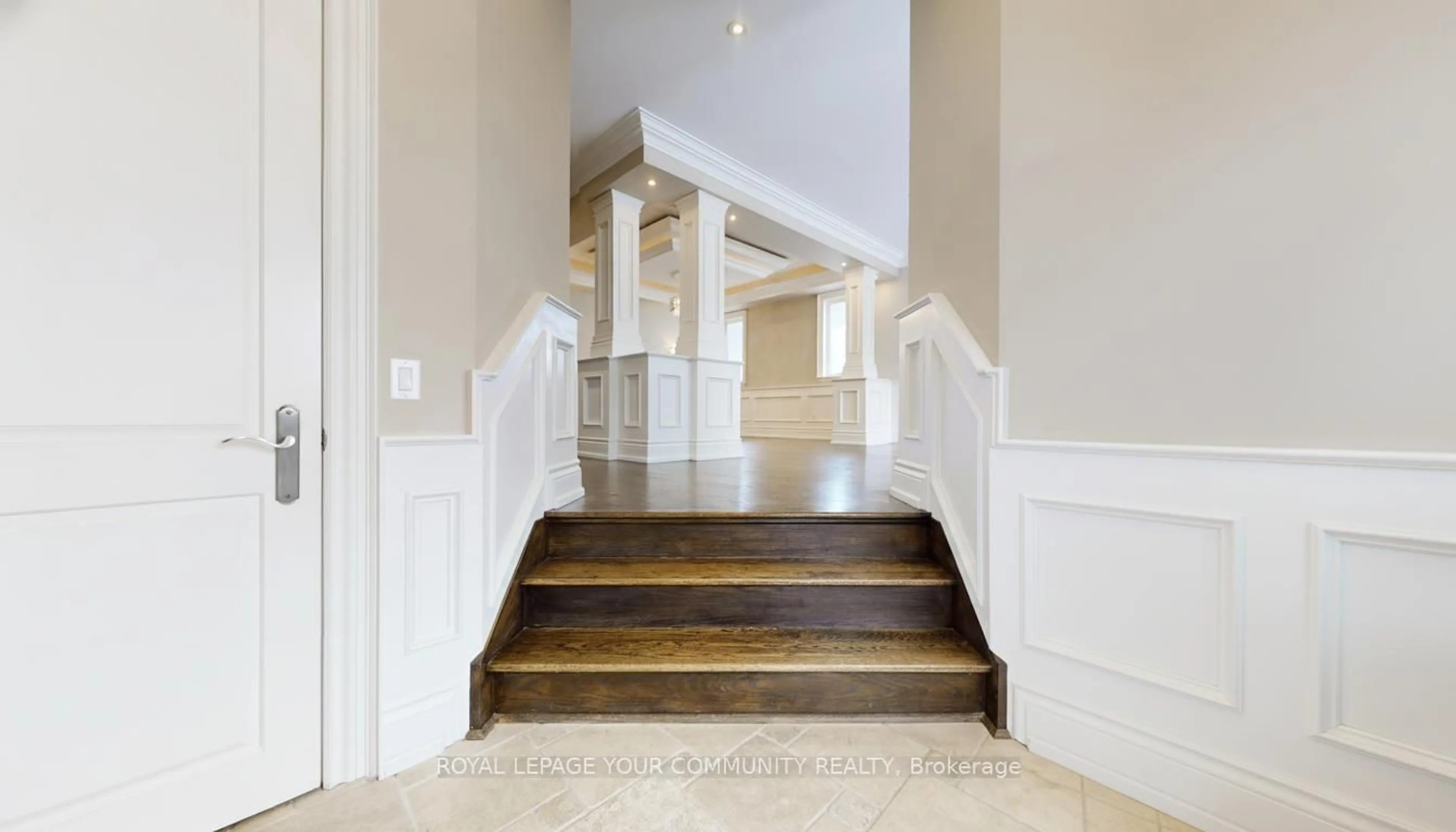 Indoor foyer for 83 Hunt Ave, Richmond Hill Ontario L4C 4H1