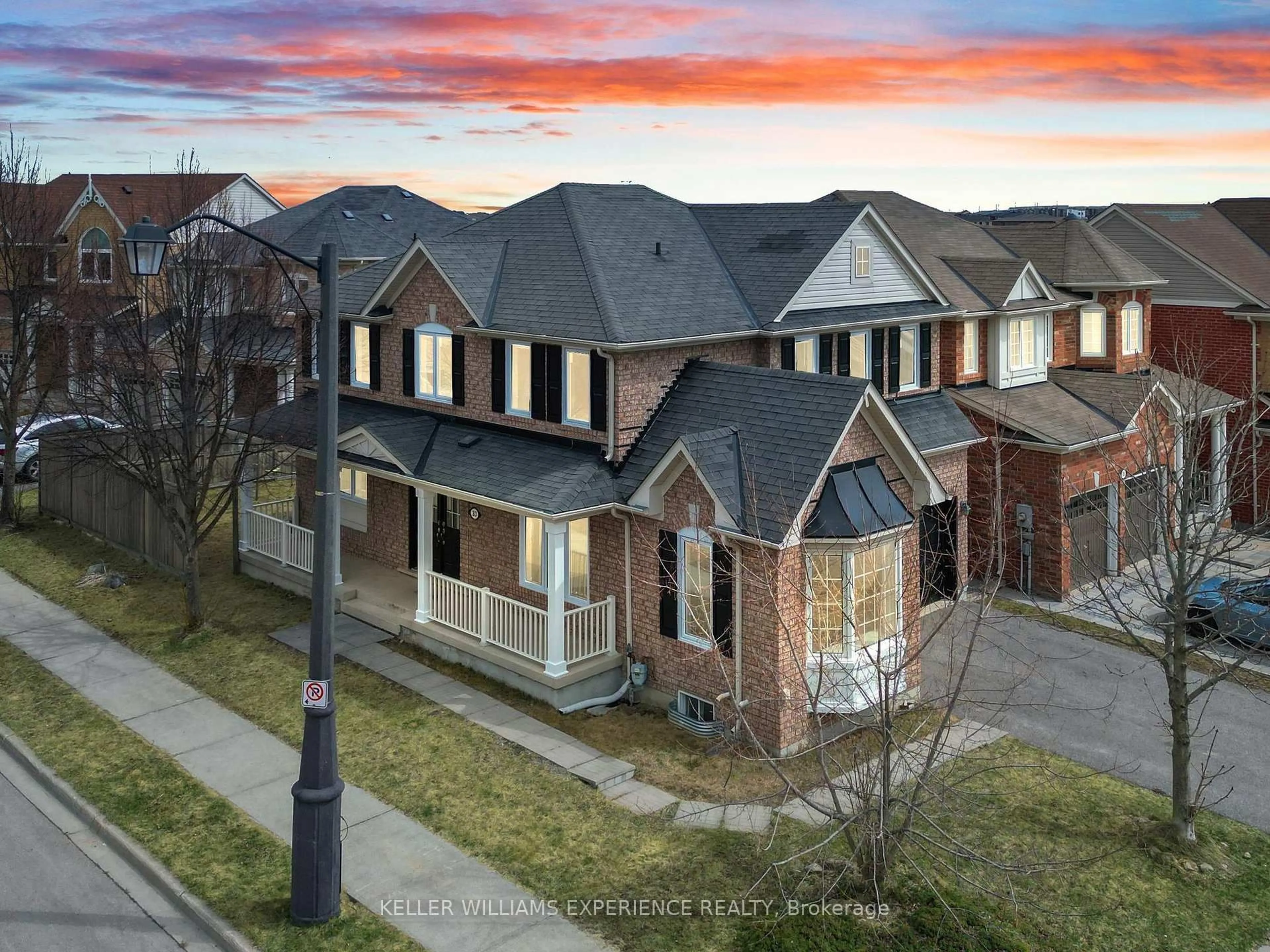 A pic from outside/outdoor area/front of a property/back of a property/a pic from drone, street for 33 Hopper Lane, Newmarket Ontario L3X 3J6