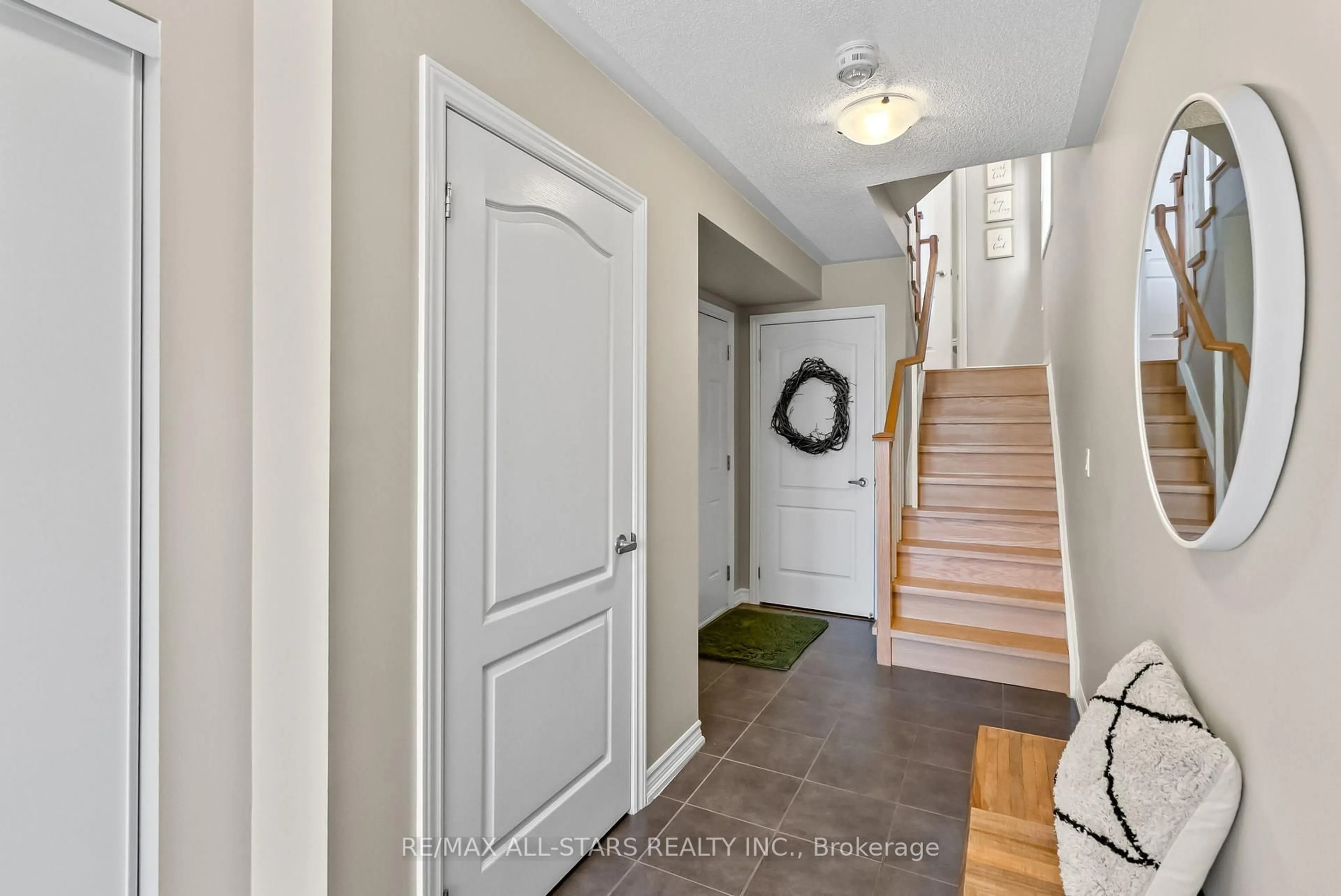 Indoor entryway for 243 Boadway Cres, Whitchurch-Stouffville Ontario L4A 1Y4