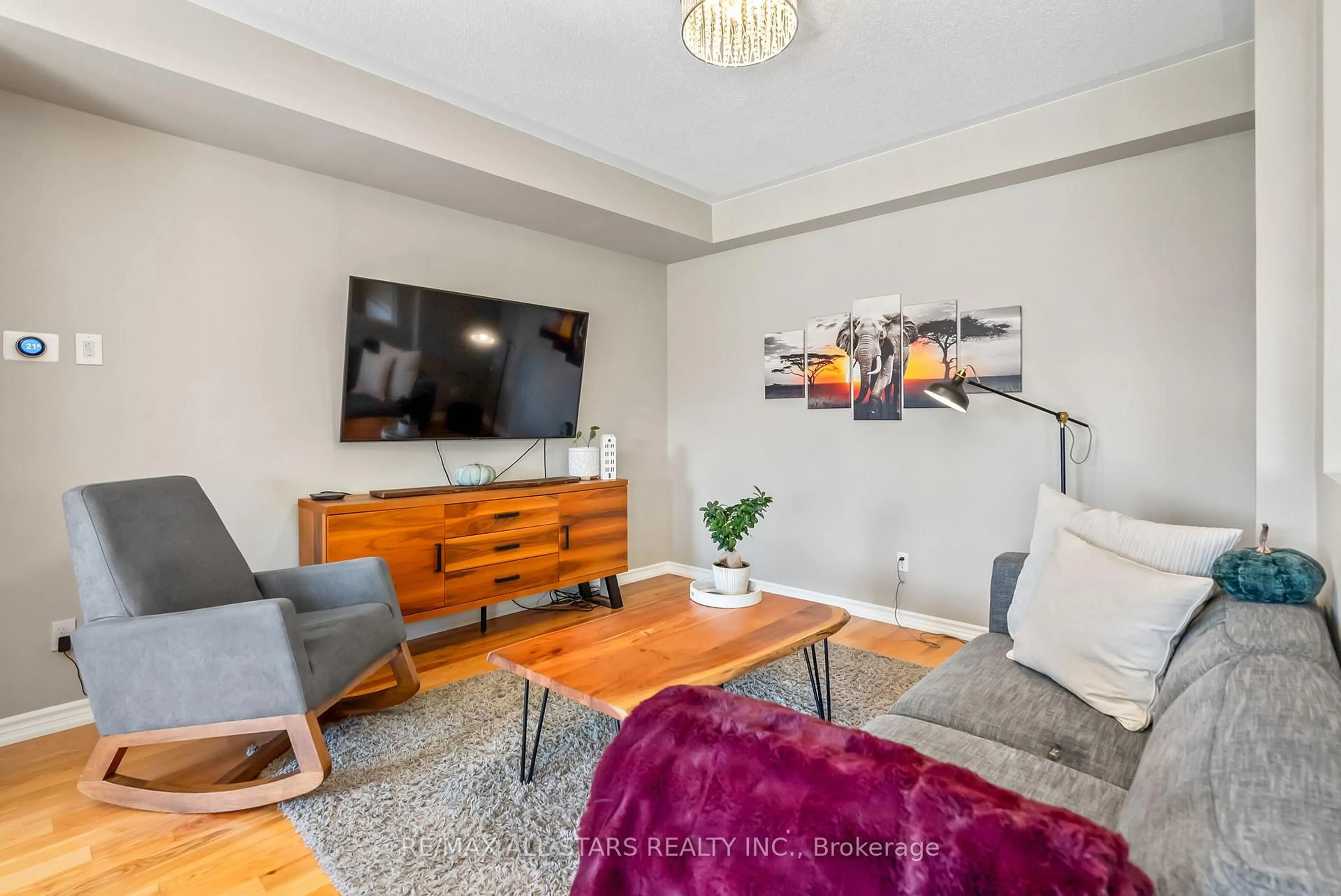 Living room with furniture, unknown for 243 Boadway Cres, Whitchurch-Stouffville Ontario L4A 1Y4