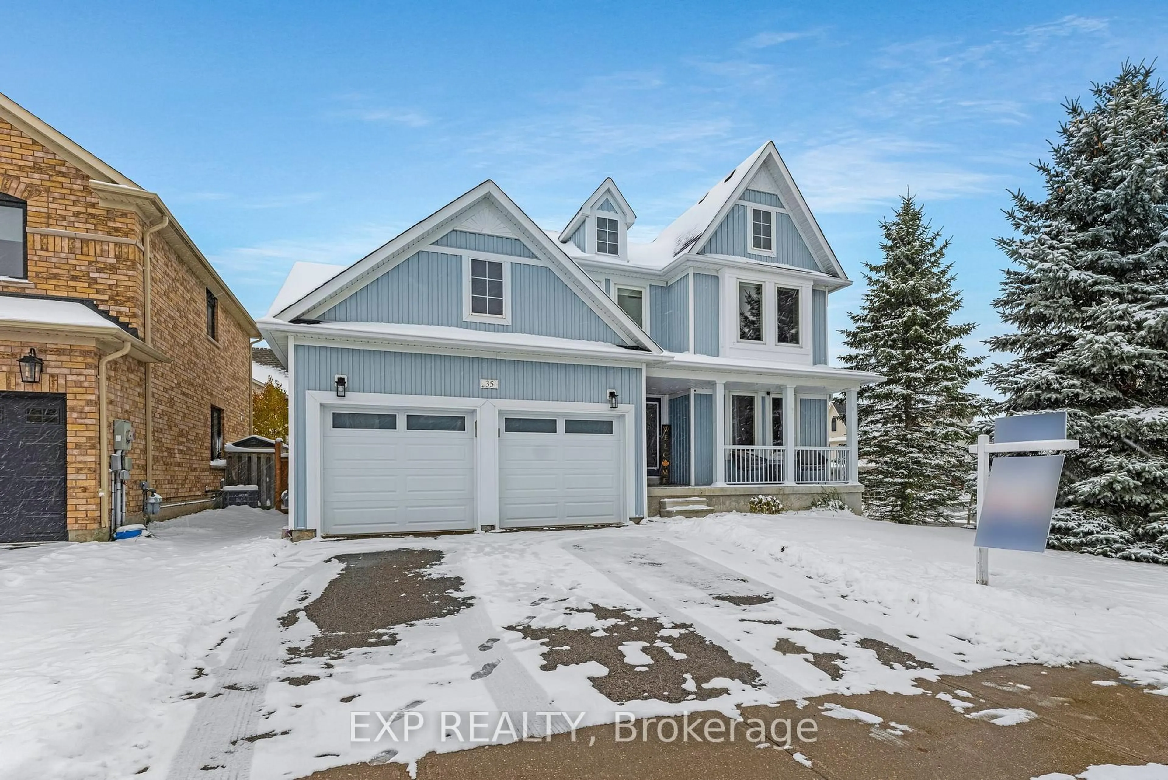 Home with vinyl exterior material, street for 35 Viscount Way, East Gwillimbury Ontario L0G 1M0