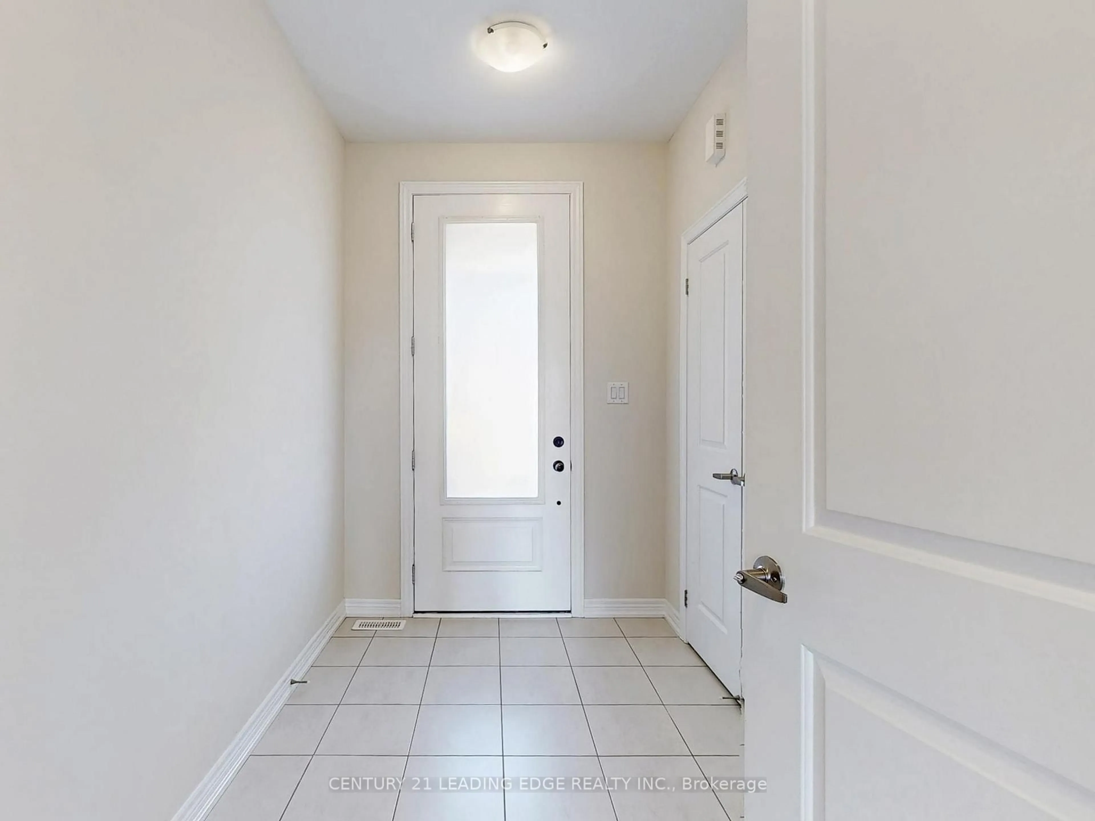 Indoor entryway for 2023 Mullen St, Innisfil Ontario L9S 0J8