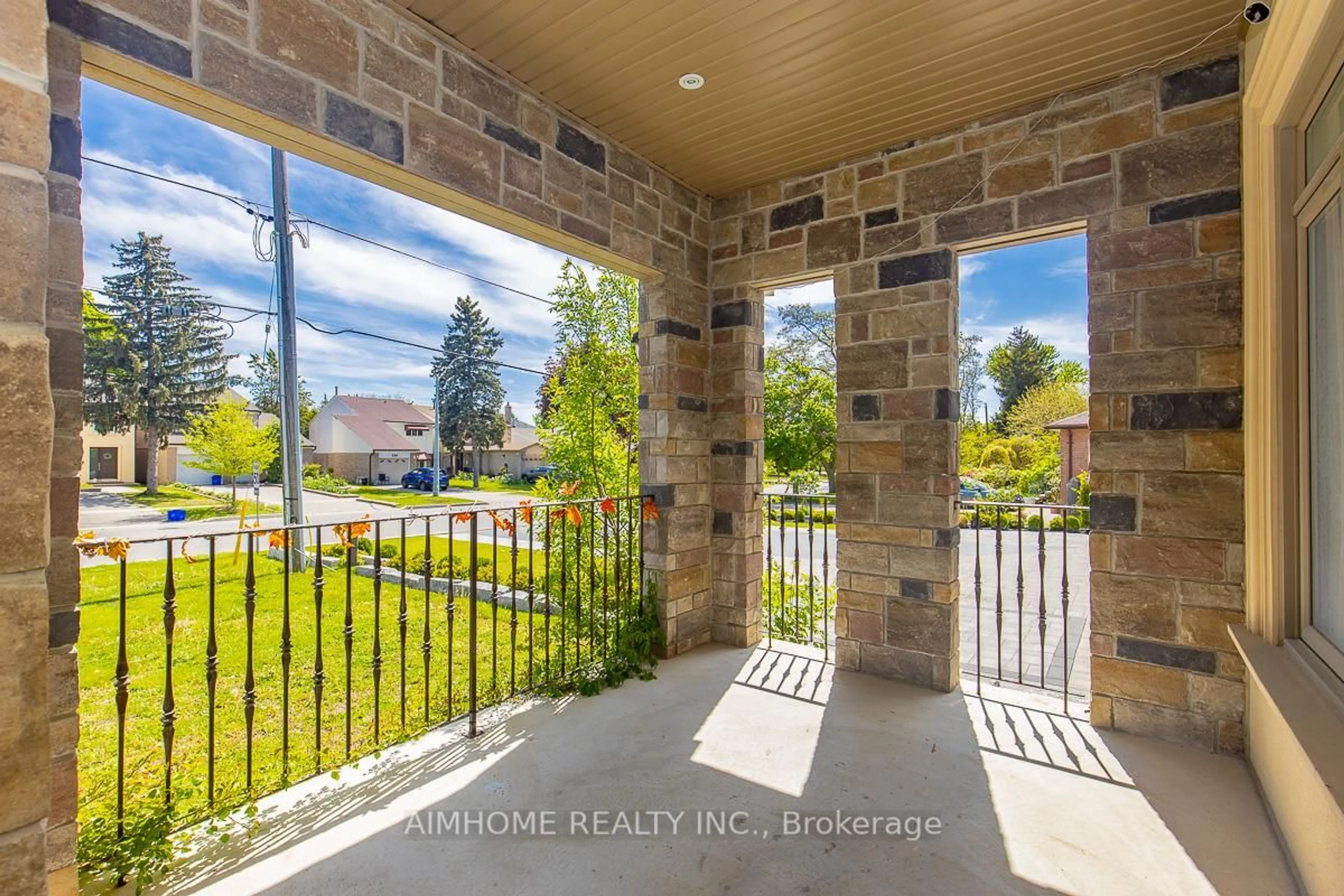 Indoor entryway for 220 Weldrick Rd, Richmond Hill Ontario L4C 3V3