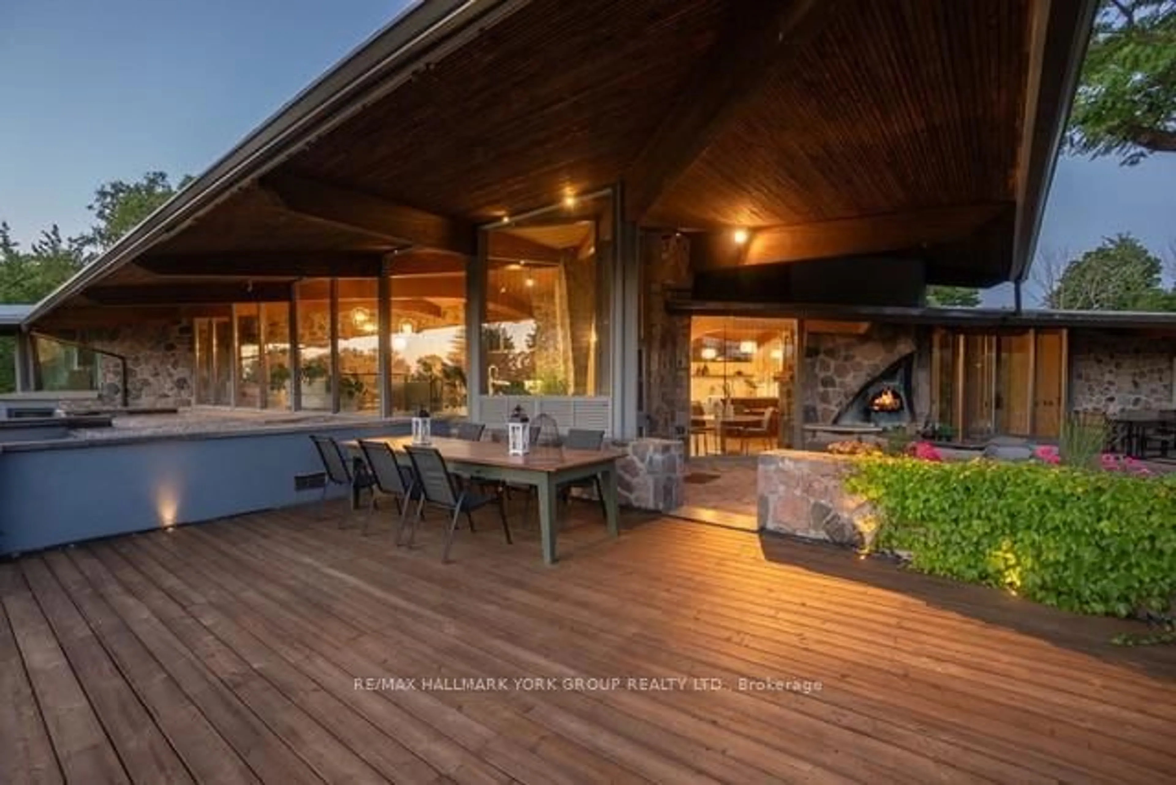 Patio, unknown for 4235 17th Sdrd, King Ontario L7B 1K4