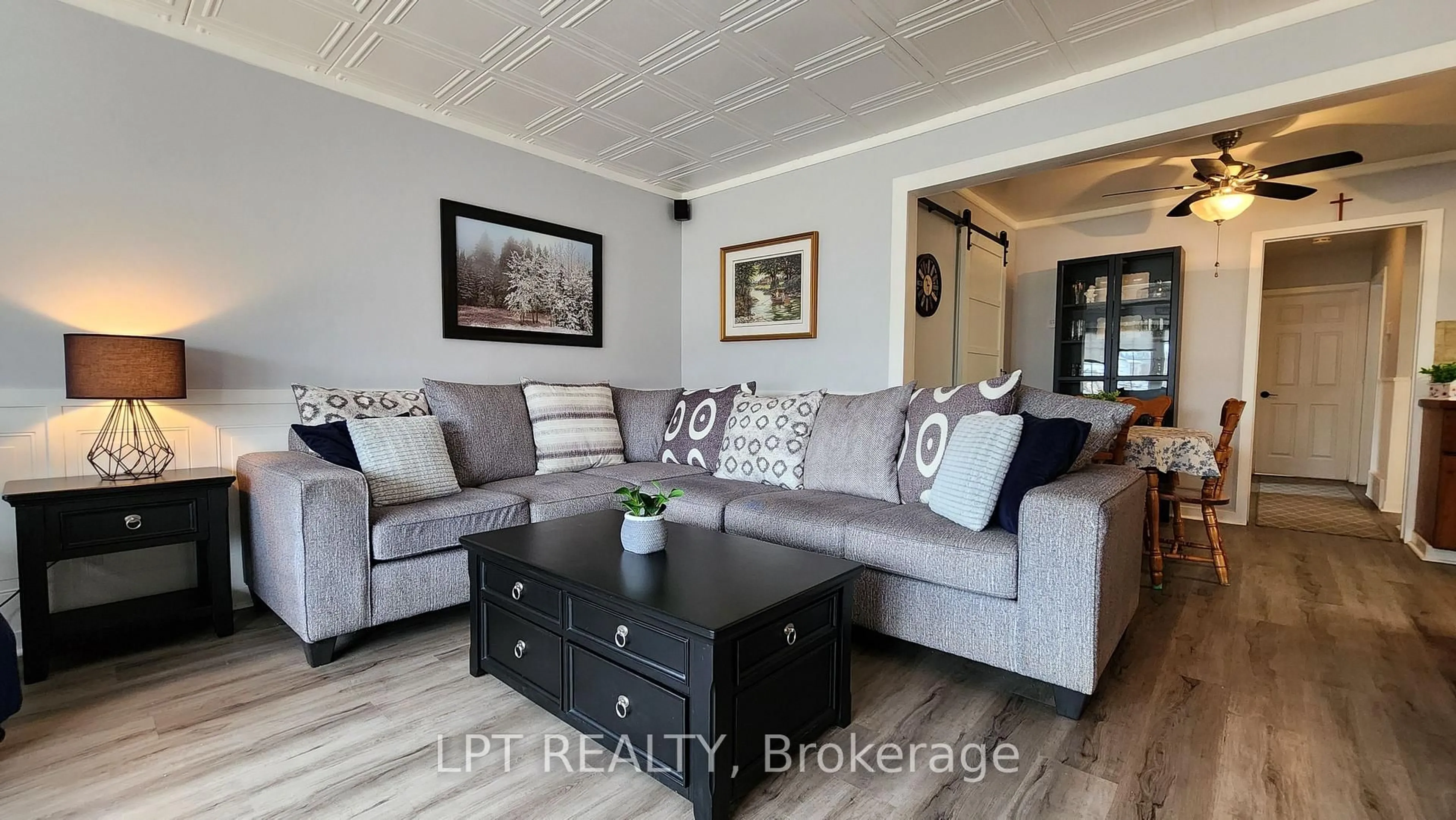 Living room with furniture, unknown for 2049 Northern Ave, Innisfil Ontario L9S 1Z4