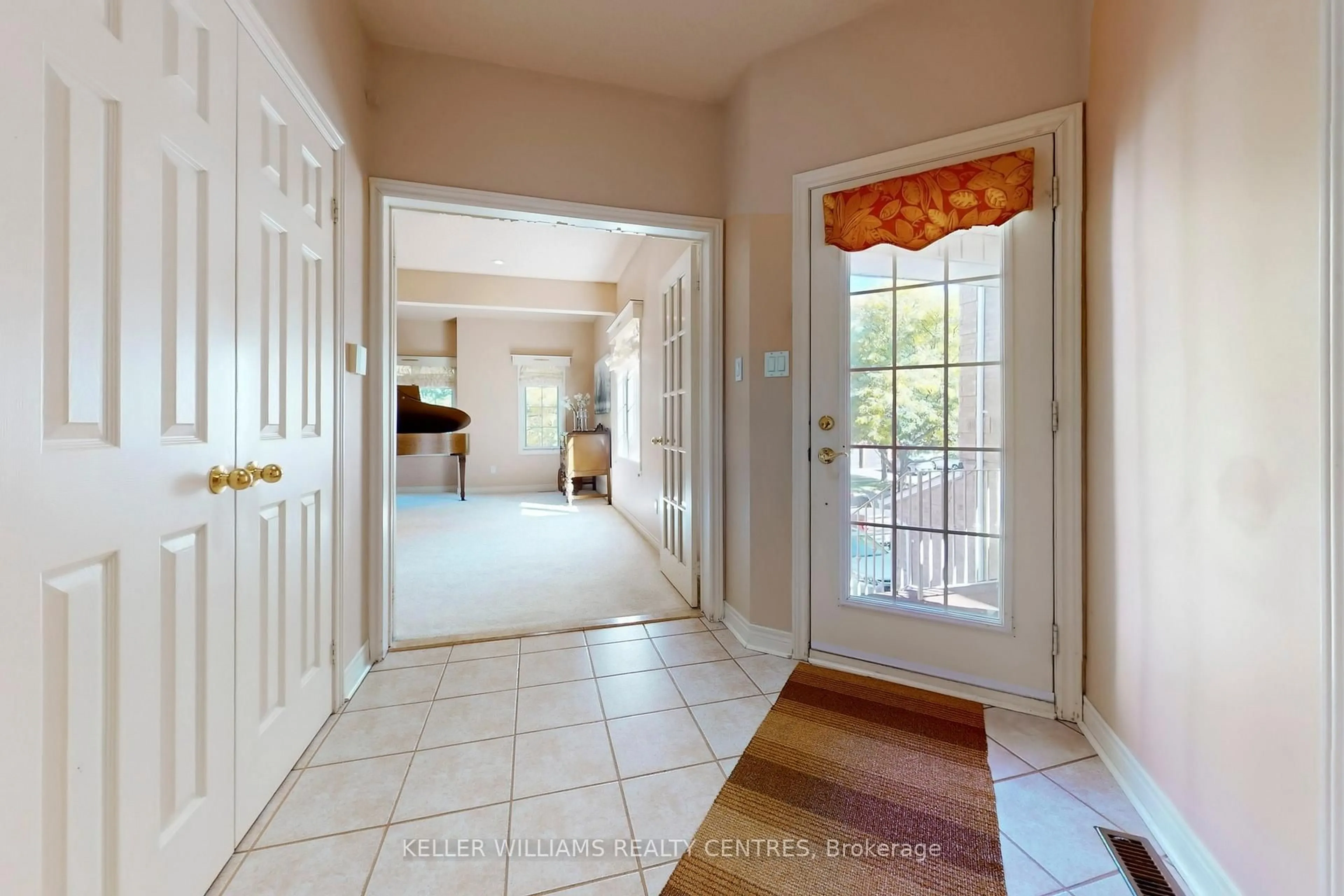 Indoor entryway for 19 Stemmle Dr, Aurora Ontario L4G 6N3