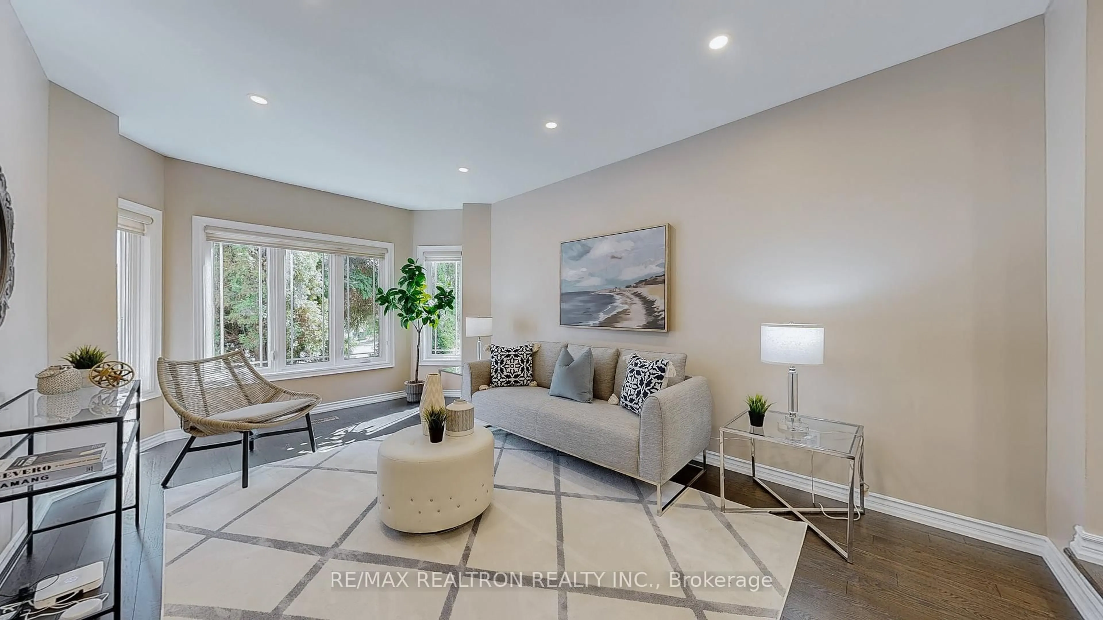 Living room with furniture, unknown for 20 Edinburgh Dr, Richmond Hill Ontario L4B 1W3