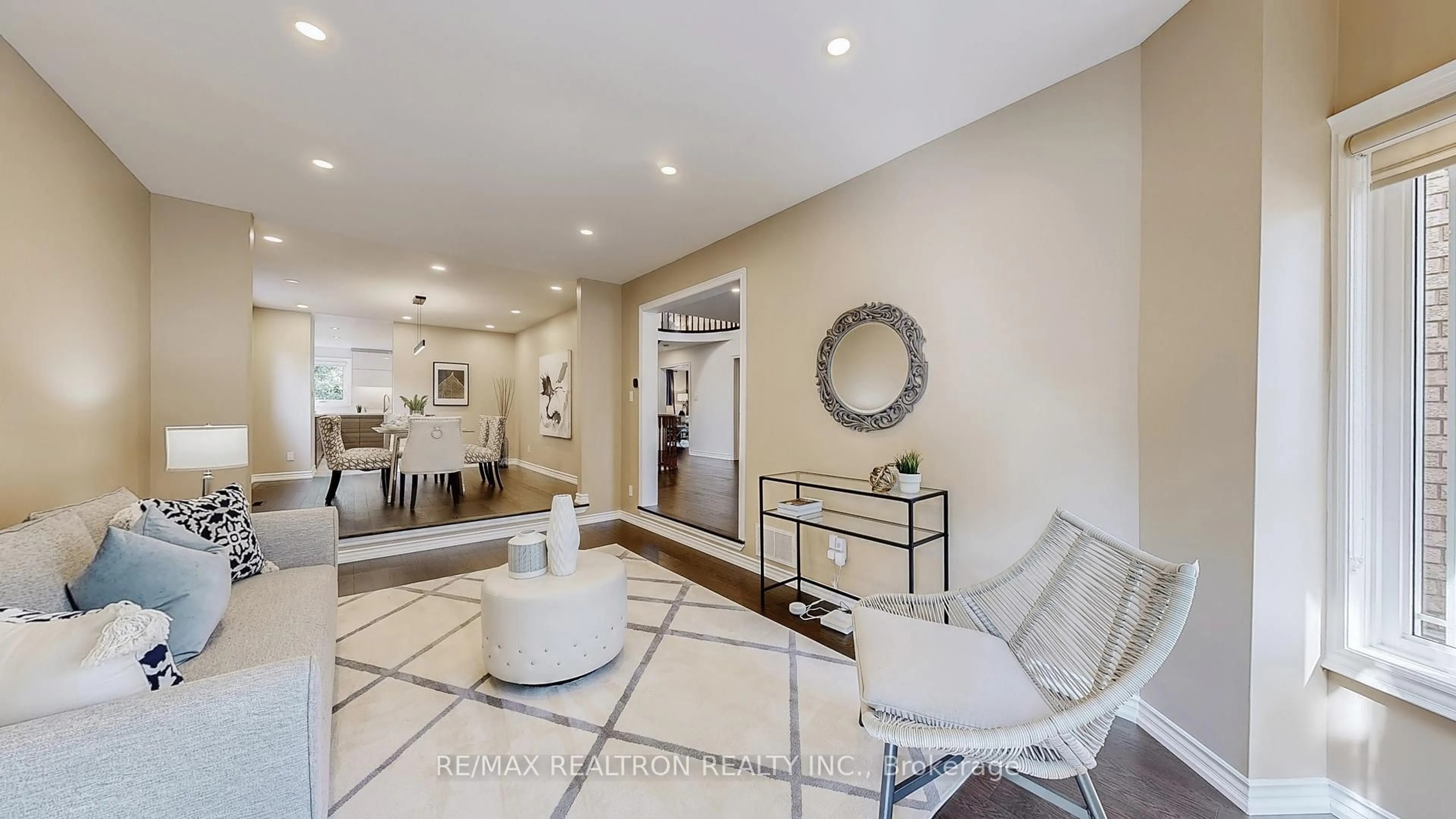 Indoor entryway for 20 Edinburgh Dr, Richmond Hill Ontario L4B 1W3