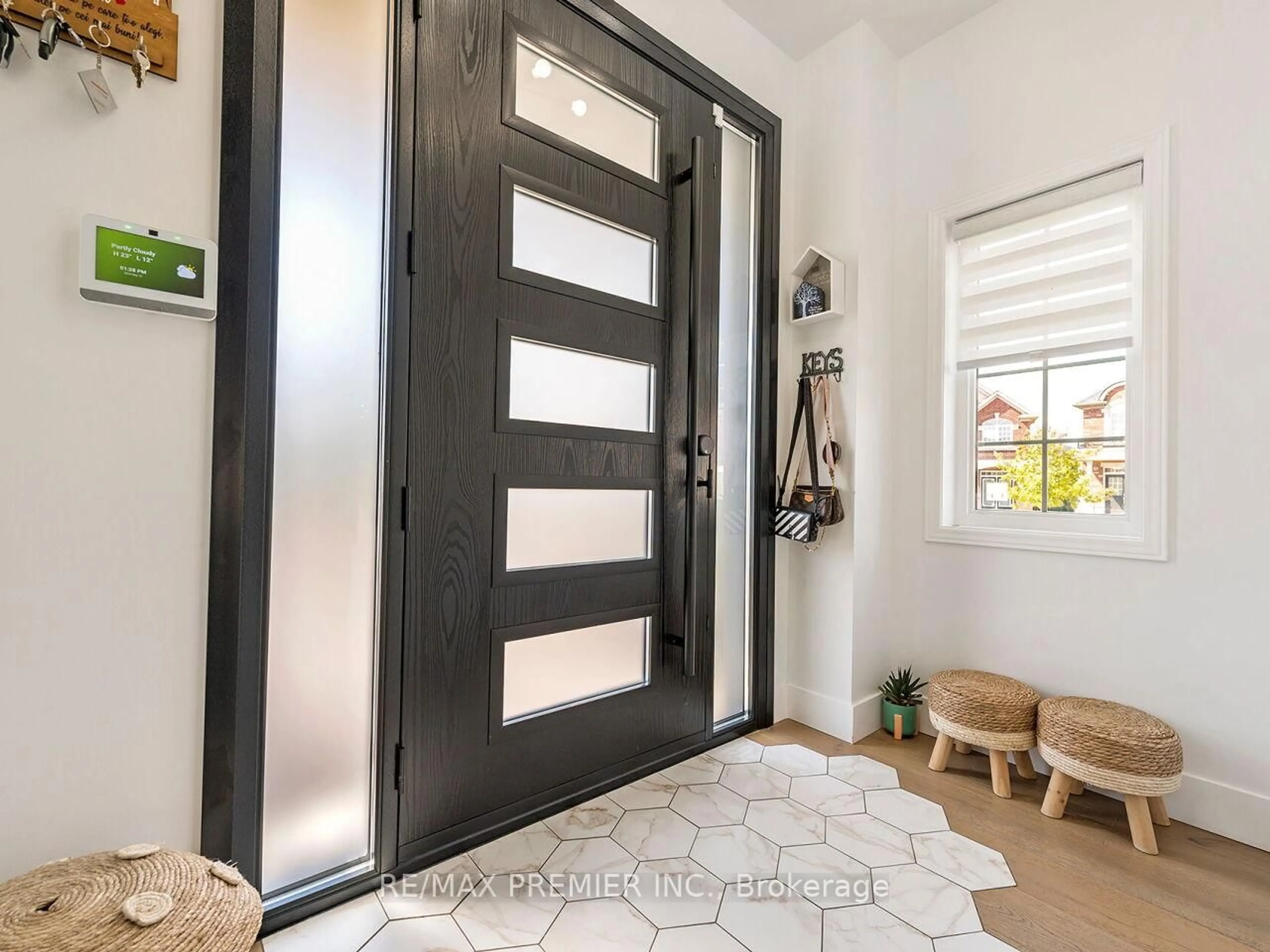 Indoor entryway for 67 Gentile Circ, Vaughan Ontario L4H 3N4