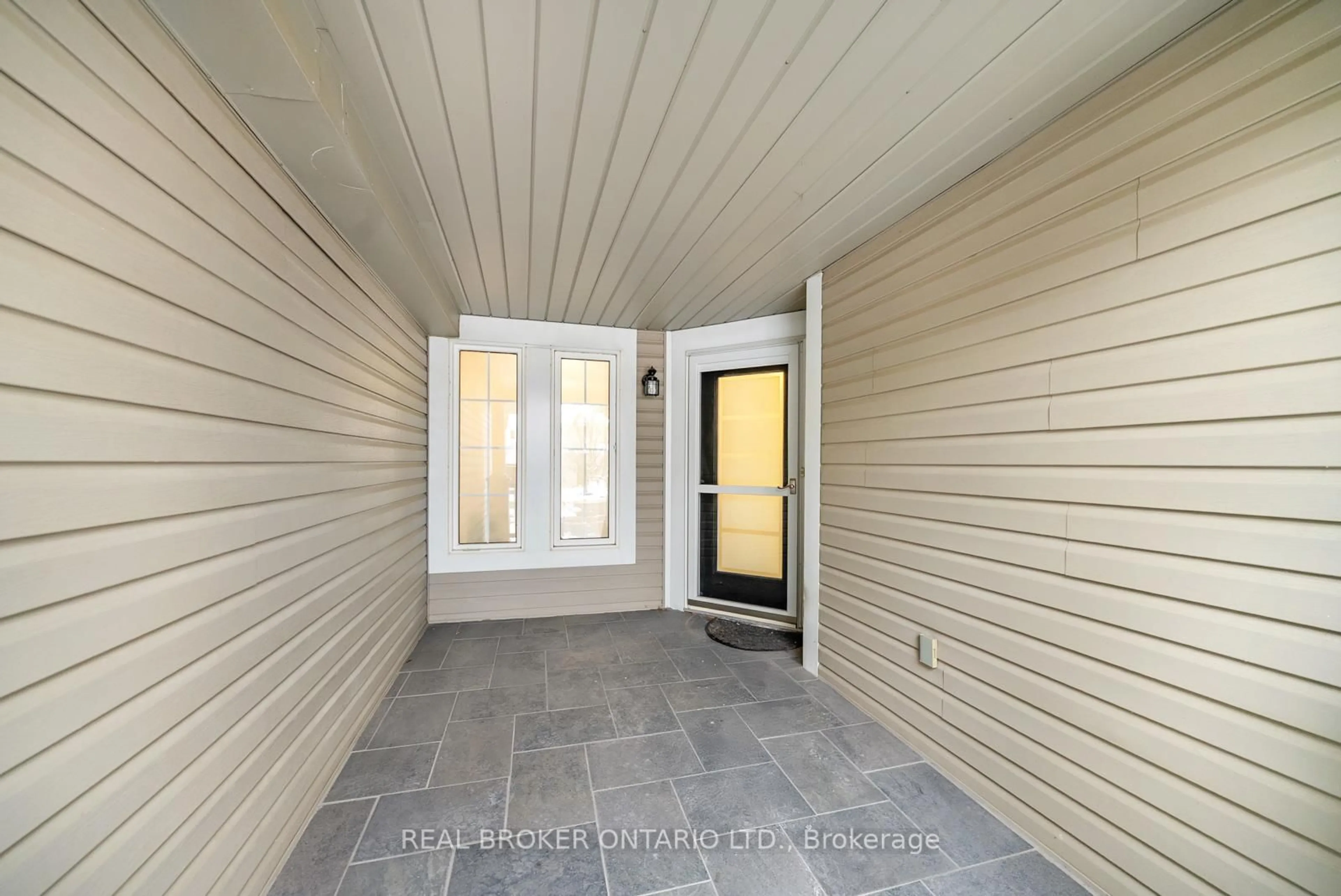 Indoor entryway for 105 McCurdy Dr, New Tecumseth Ontario L0G 1W0
