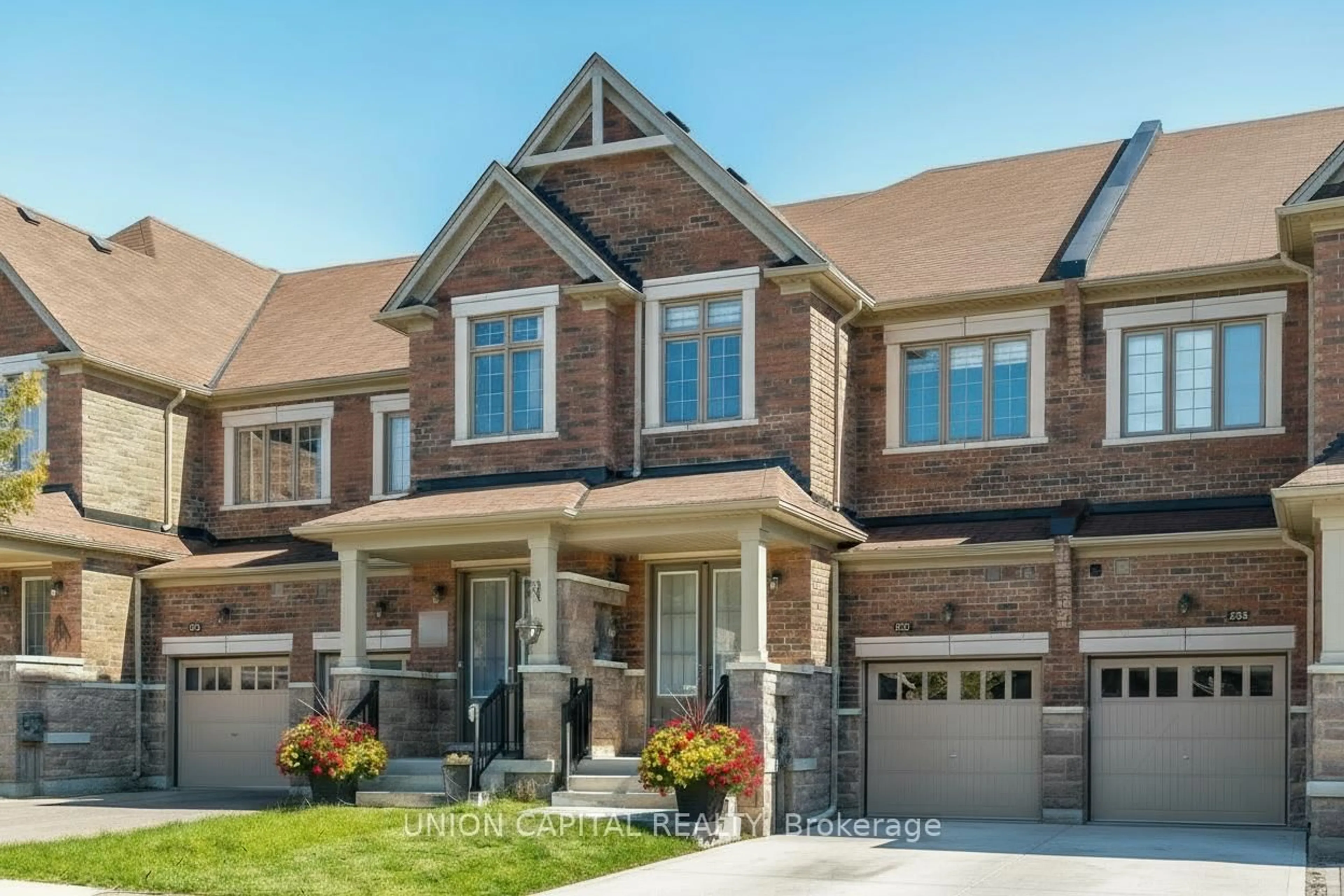 Home with brick exterior material, street for 307 Silk Twist Dr, East Gwillimbury Ontario L9N 0V4