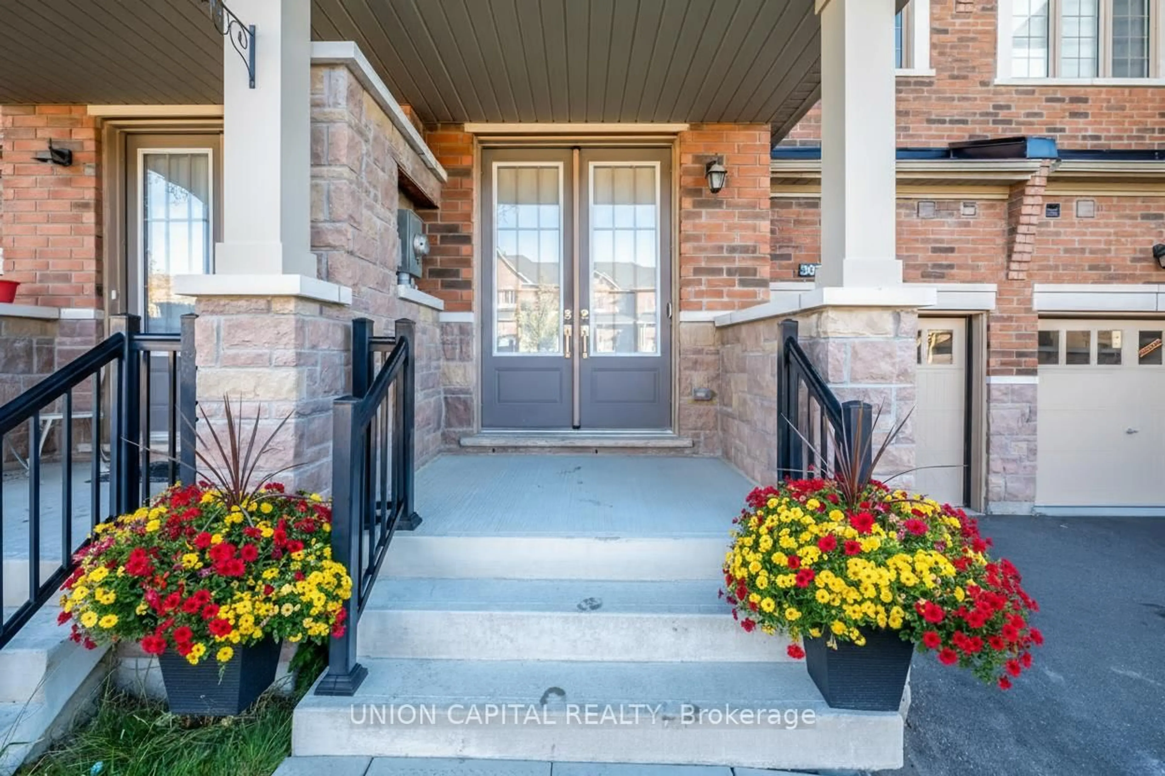Indoor entryway for 307 Silk Twist Dr, East Gwillimbury Ontario L9N 0V4