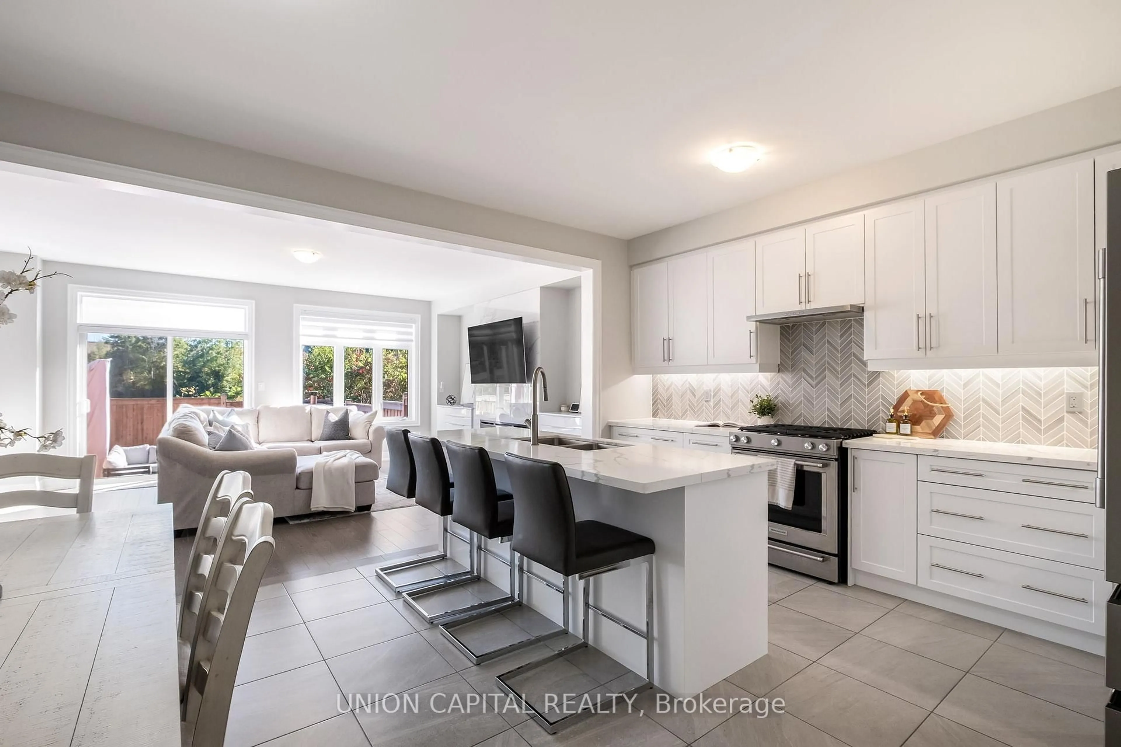 Open concept kitchen, ceramic/tile floor for 307 Silk Twist Dr, East Gwillimbury Ontario L9N 0V4