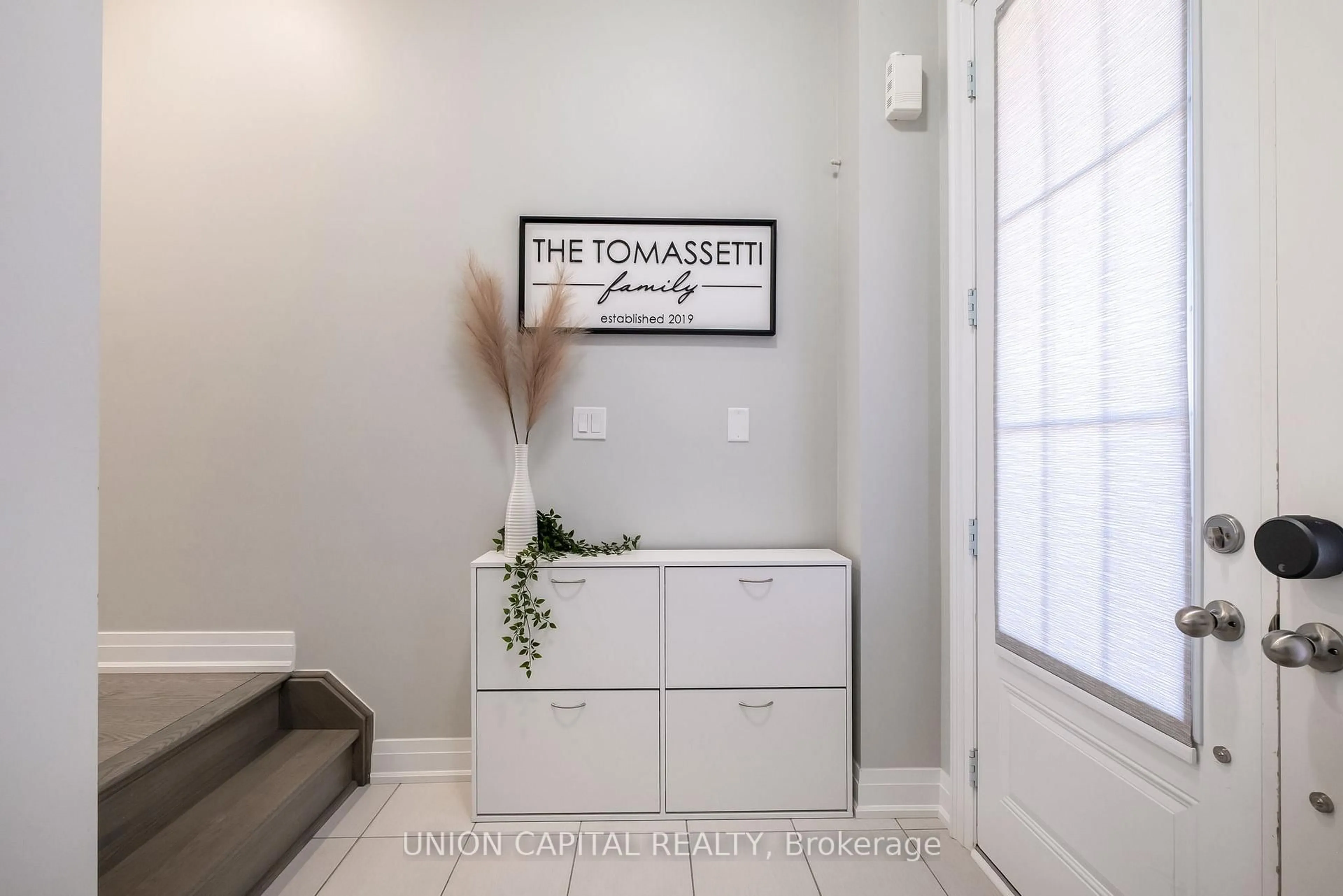 Indoor entryway for 307 Silk Twist Dr, East Gwillimbury Ontario L9N 0V4