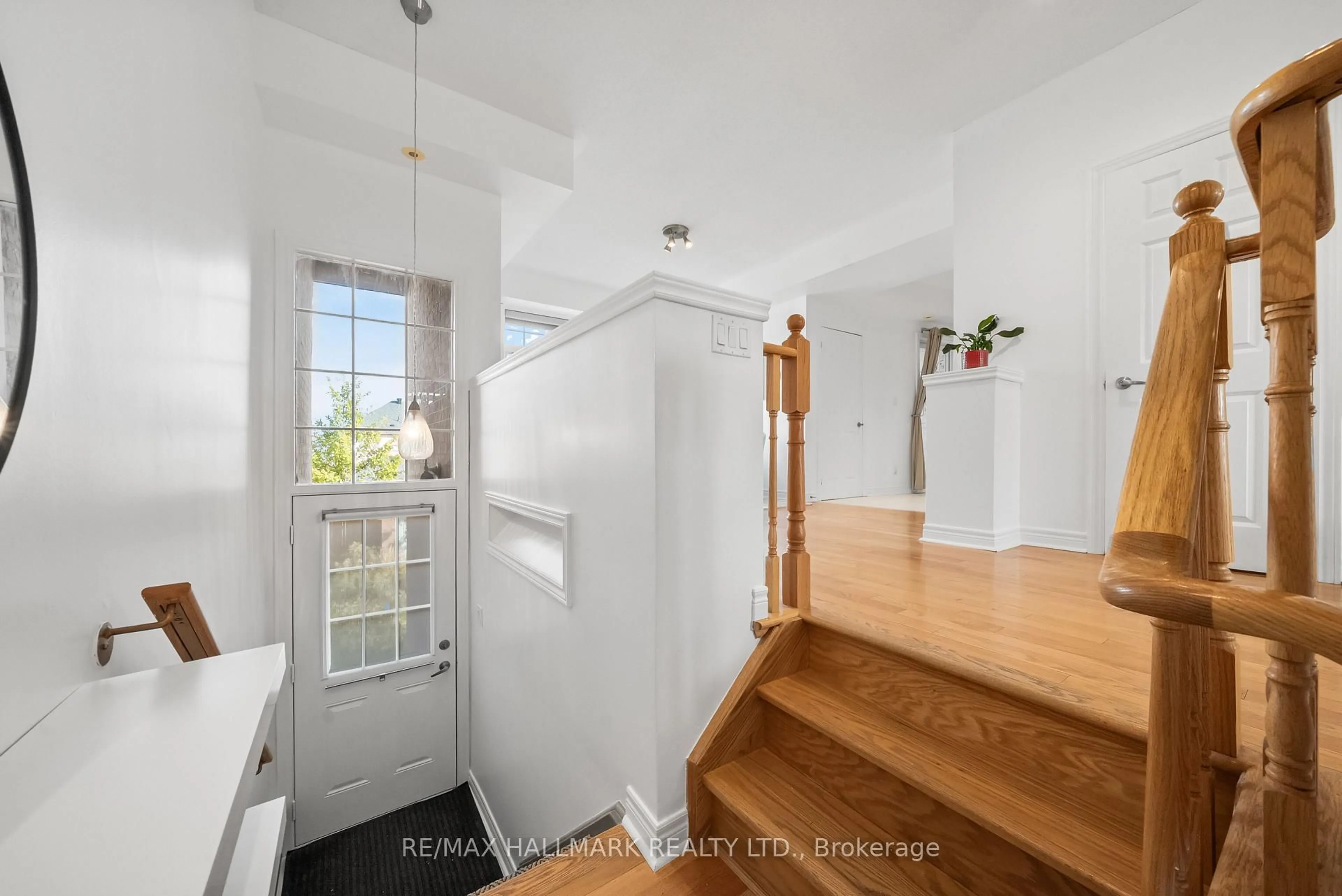 Indoor entryway for 30 Greensborough Village Circ #22, Markham Ontario L6E 1Z1