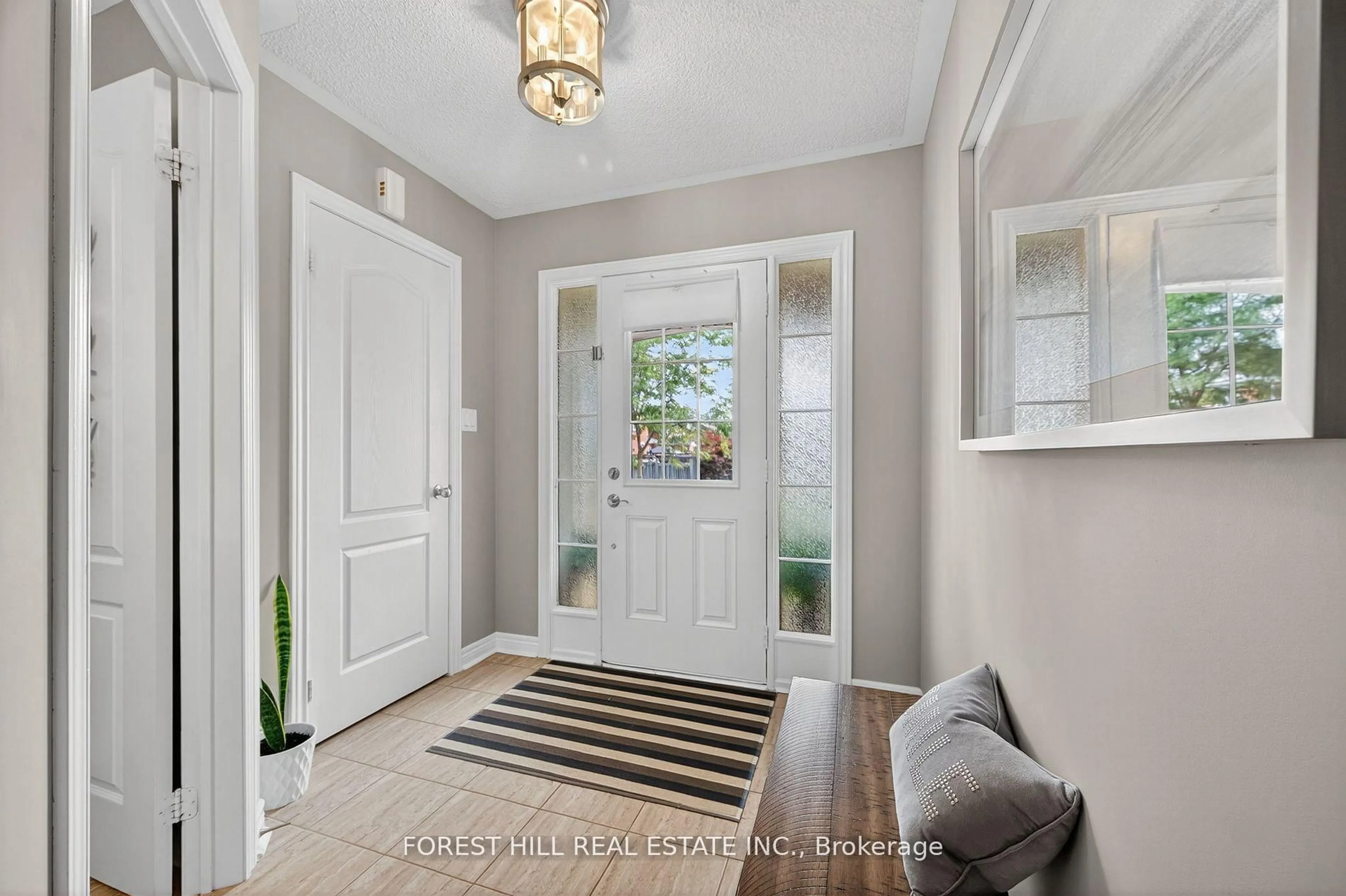 Indoor entryway for 60 Sundragon Tr, Bradford West Gwillimbury Ontario L3Z 0H5