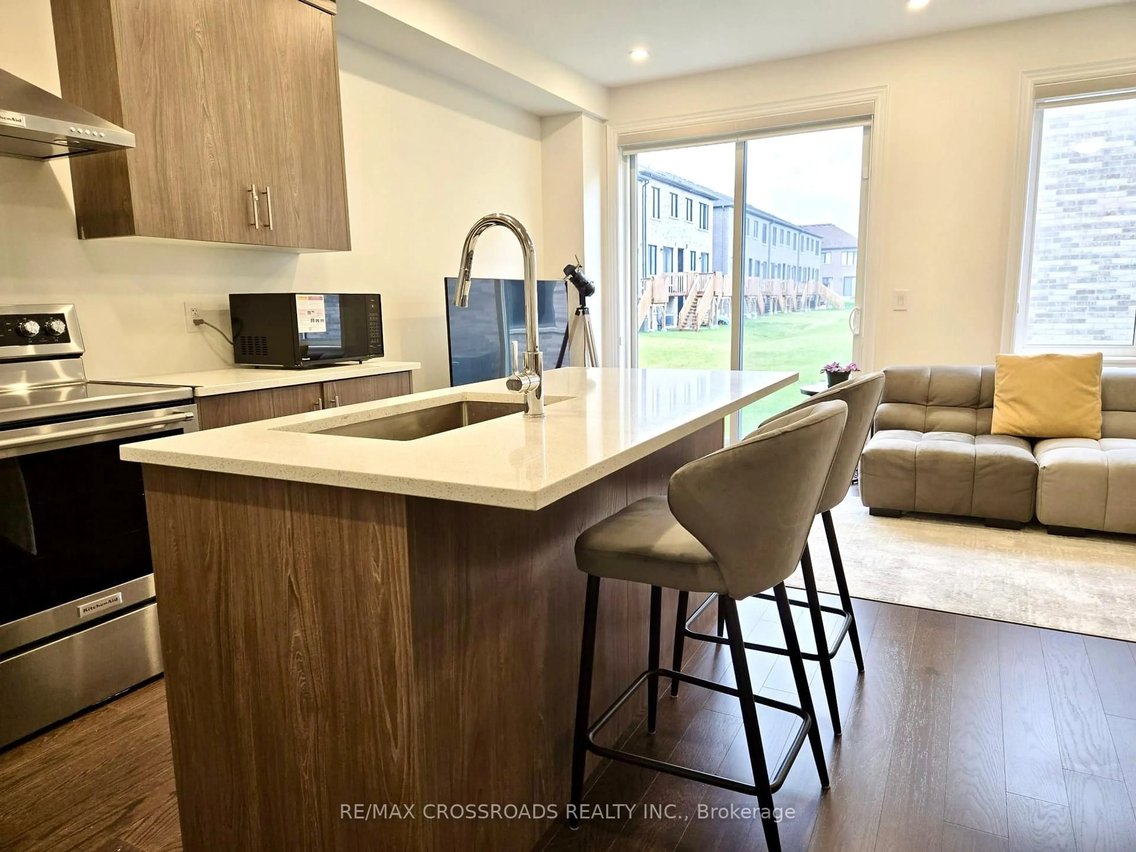 Open concept kitchen, wood/laminate floor for 12 SCHMELTZER Cres, Richmond Hill Ontario L4E 1A2