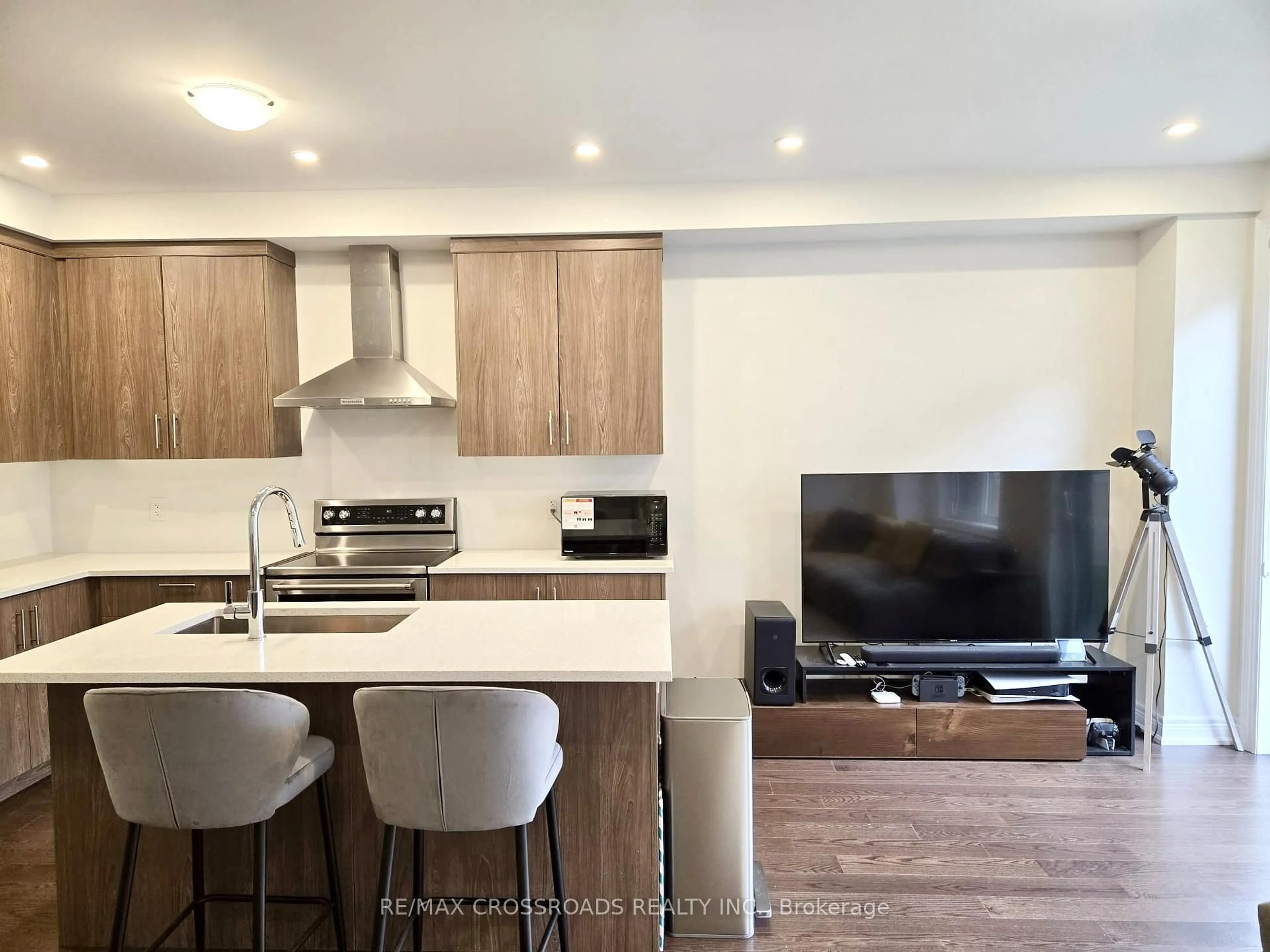 Open concept kitchen, wood/laminate floor for 12 SCHMELTZER Cres, Richmond Hill Ontario L4E 1A2