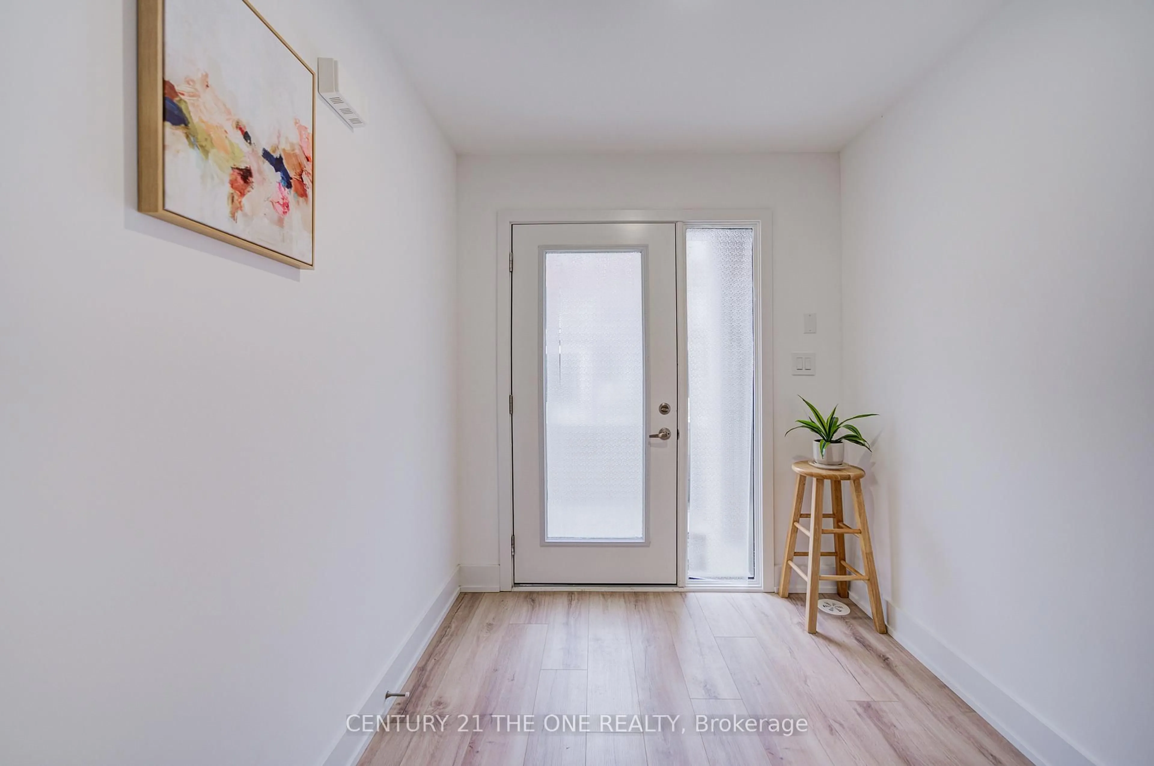 Indoor entryway for 27 Chestnut Crt, Aurora Ontario L4G 7C4