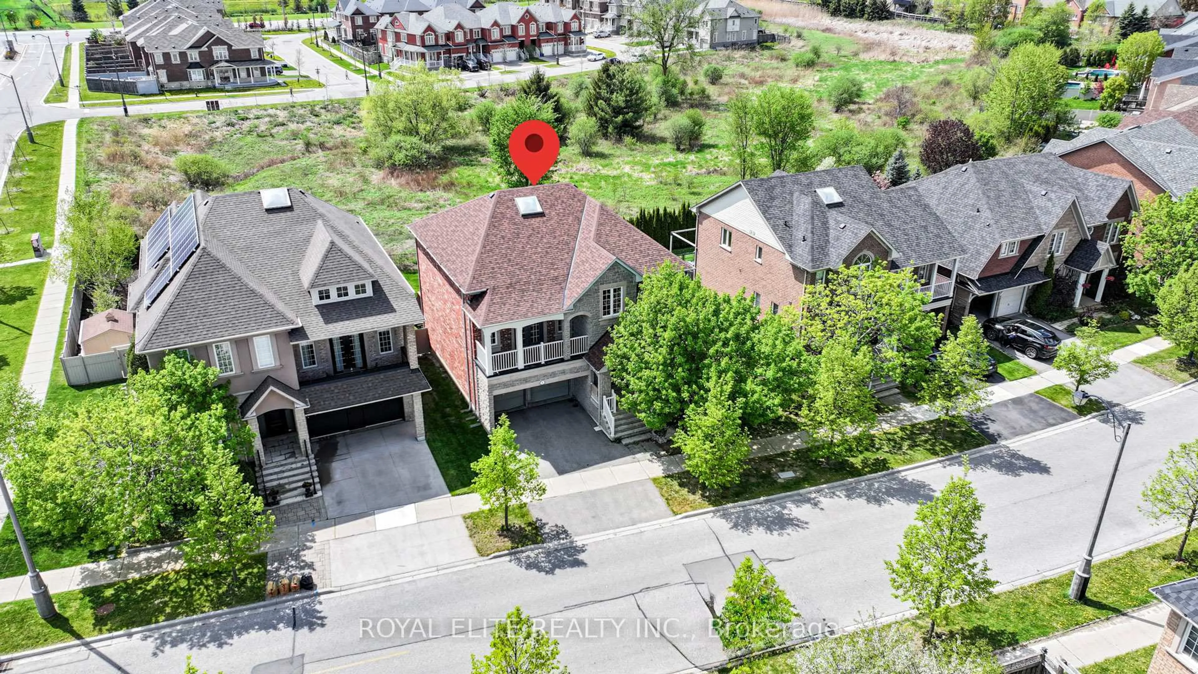 A pic from outside/outdoor area/front of a property/back of a property/a pic from drone, street for 4 Alhart St, Richmond Hill Ontario L4E 5E7