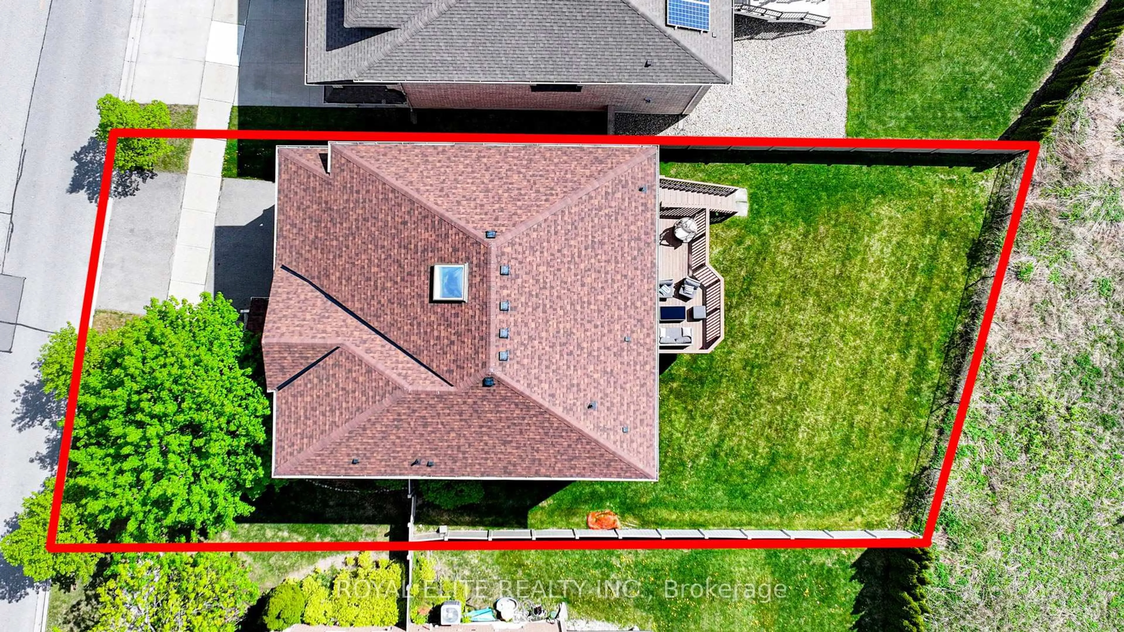 A pic from outside/outdoor area/front of a property/back of a property/a pic from drone, building for 4 Alhart St, Richmond Hill Ontario L4E 5E7
