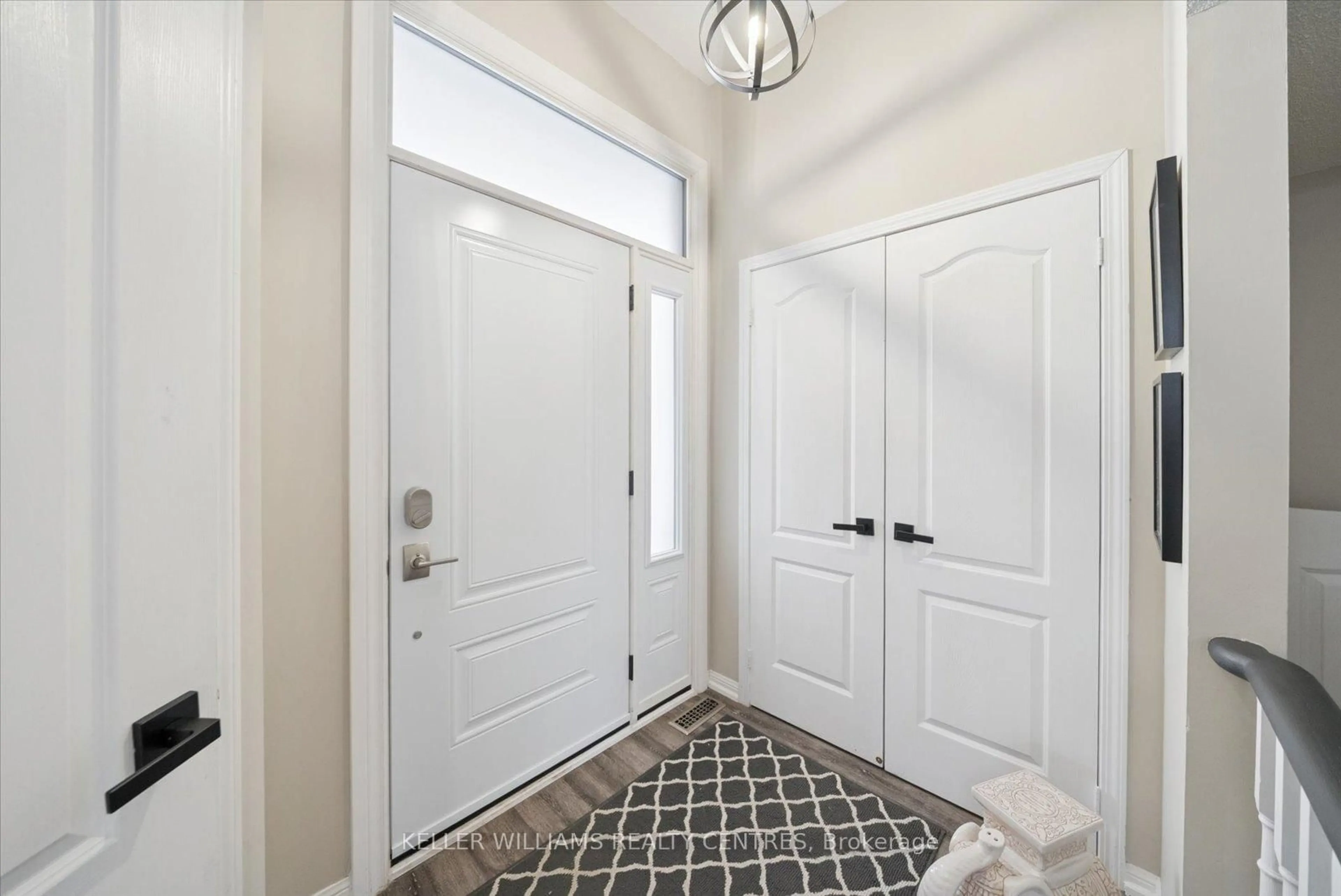 Indoor entryway for 114 Mainprize Cres, East Gwillimbury Ontario L0G 1M0
