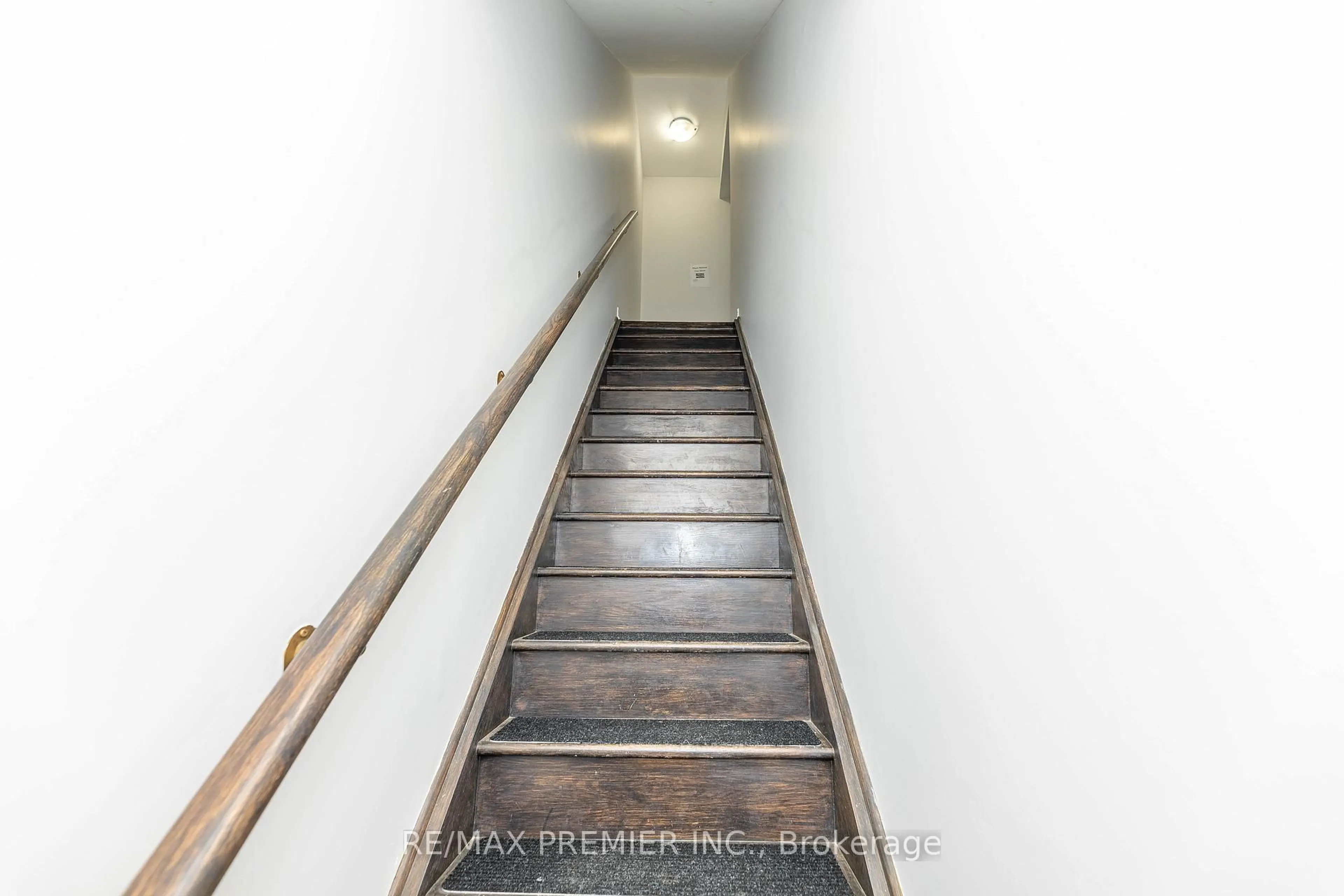 Stairs for 105 Kayla Cres #10, Vaughan Ontario L6A 4W3
